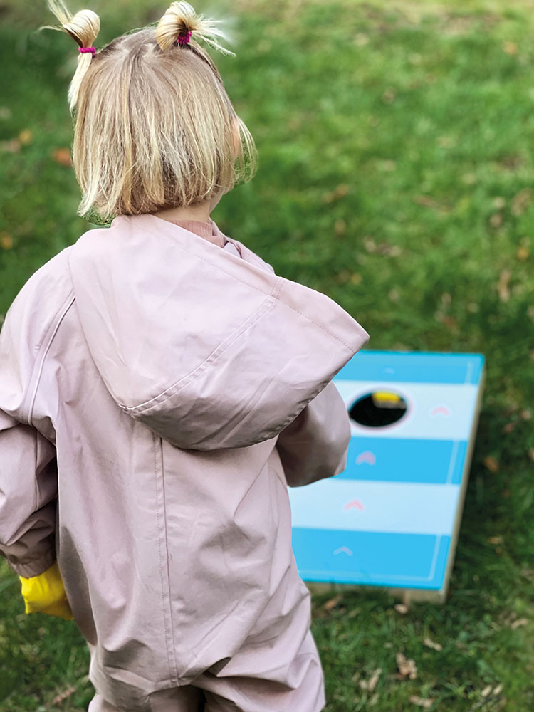 Cornhole-Spiel mit Sling Puck kombiniert