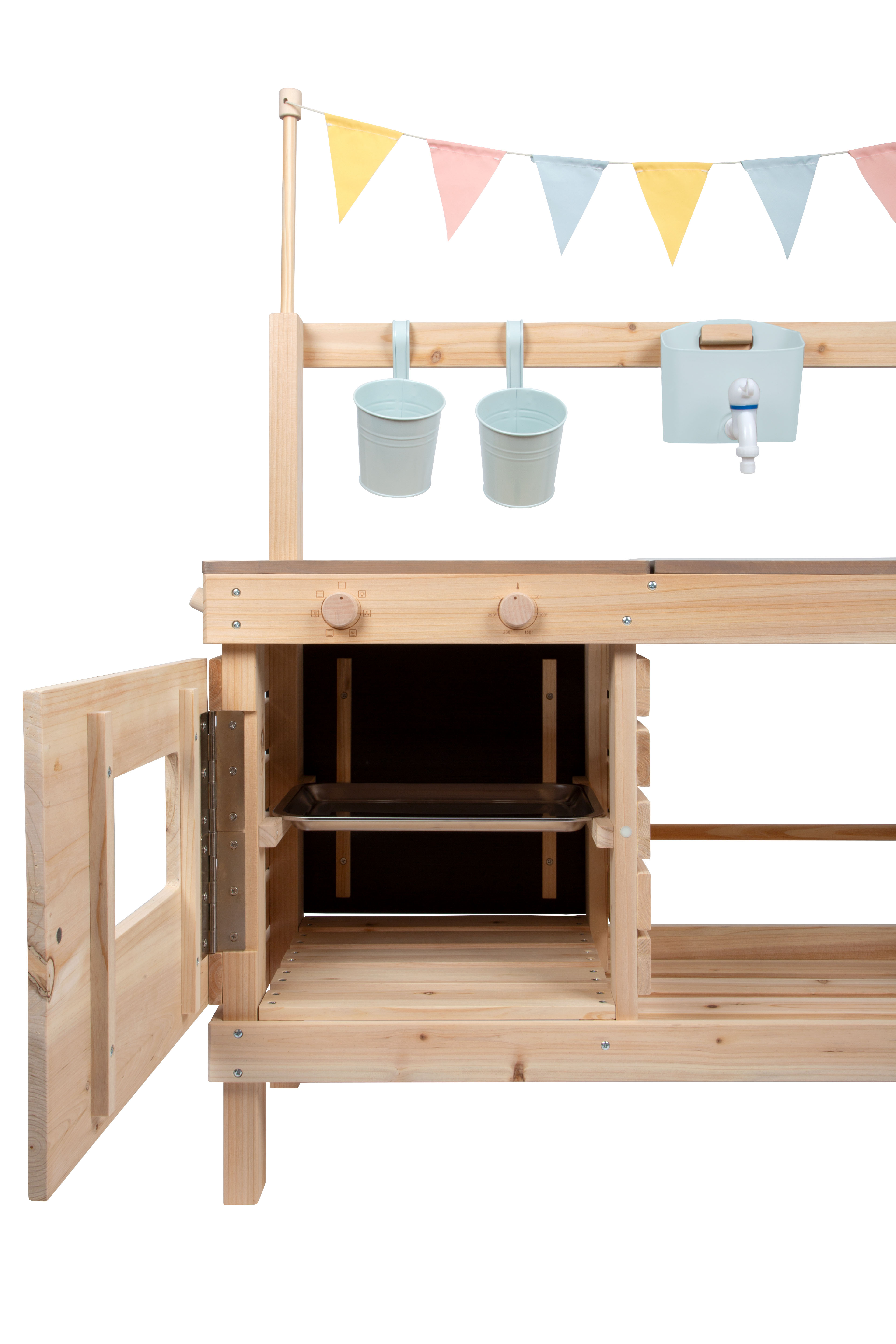 Geöffnete Backofentür von Matschküche aus Holz