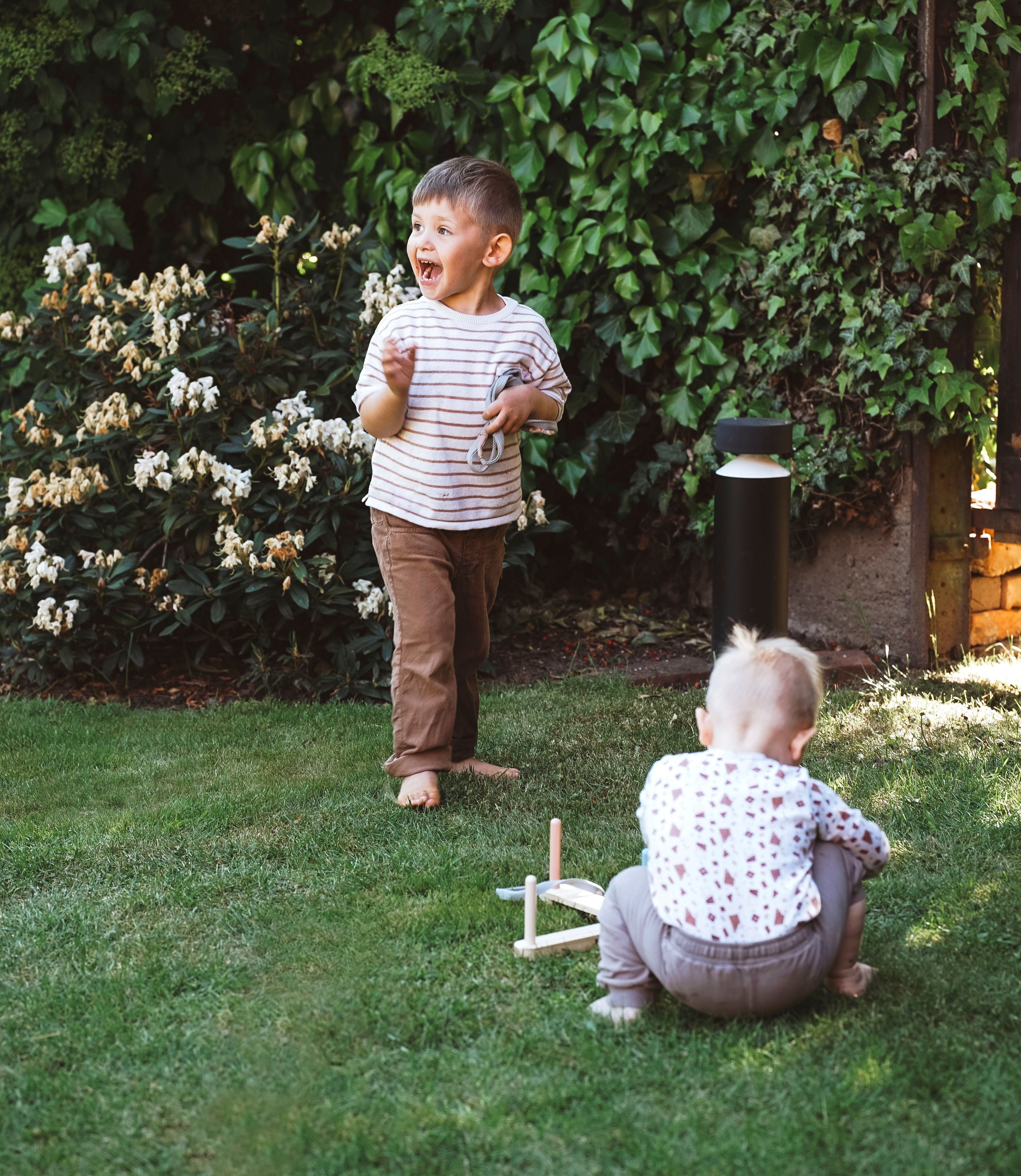 Kind spielt mit Ringwurfspiel Garden Buddies