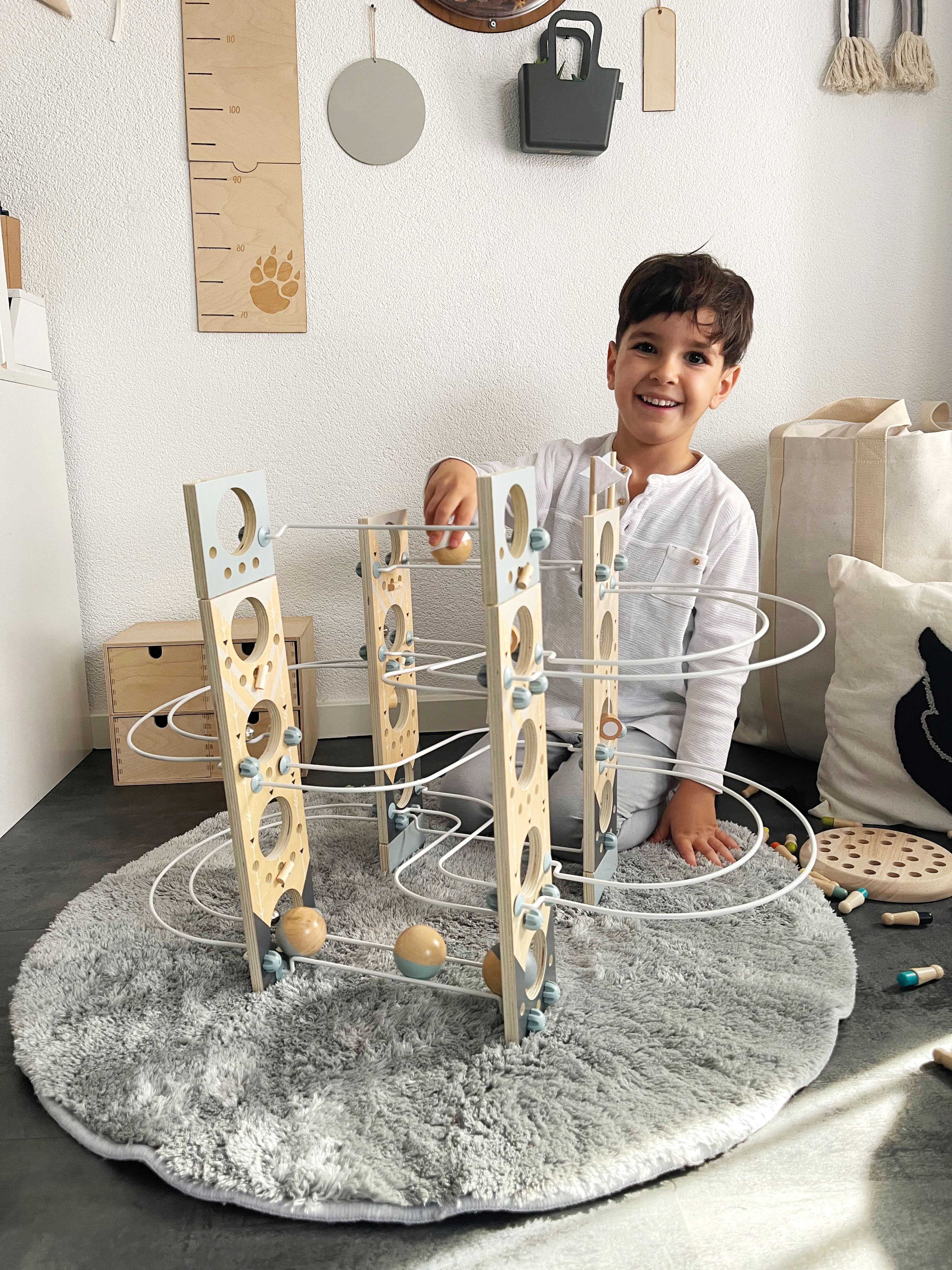 Modulare Kugelbahn für Kinder