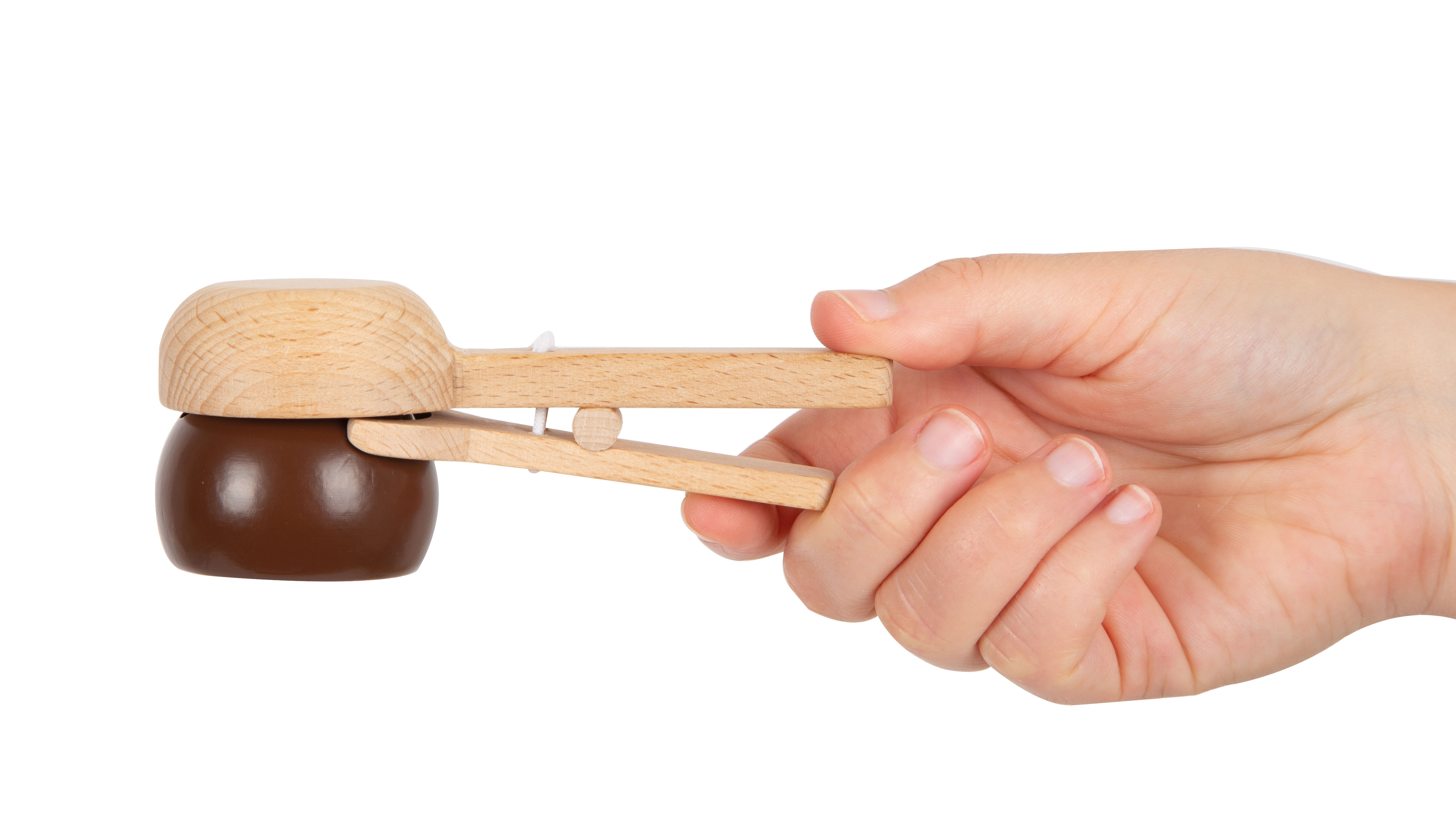 Hand mit Eisportionierer aus Holz zum Spielen