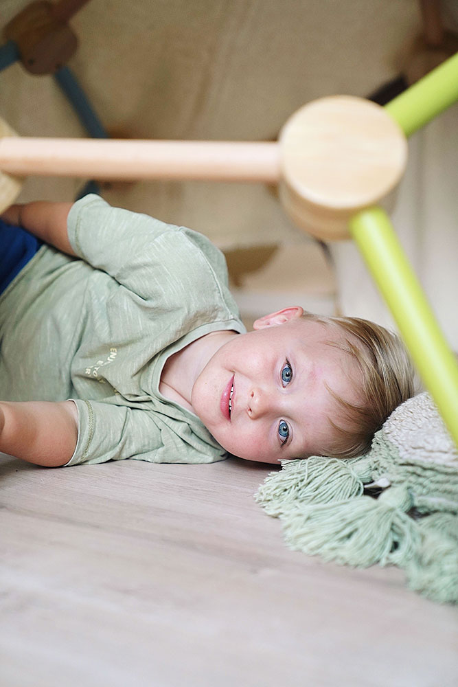 Abenteuer-Kletterkuppel mit spielendem Kind