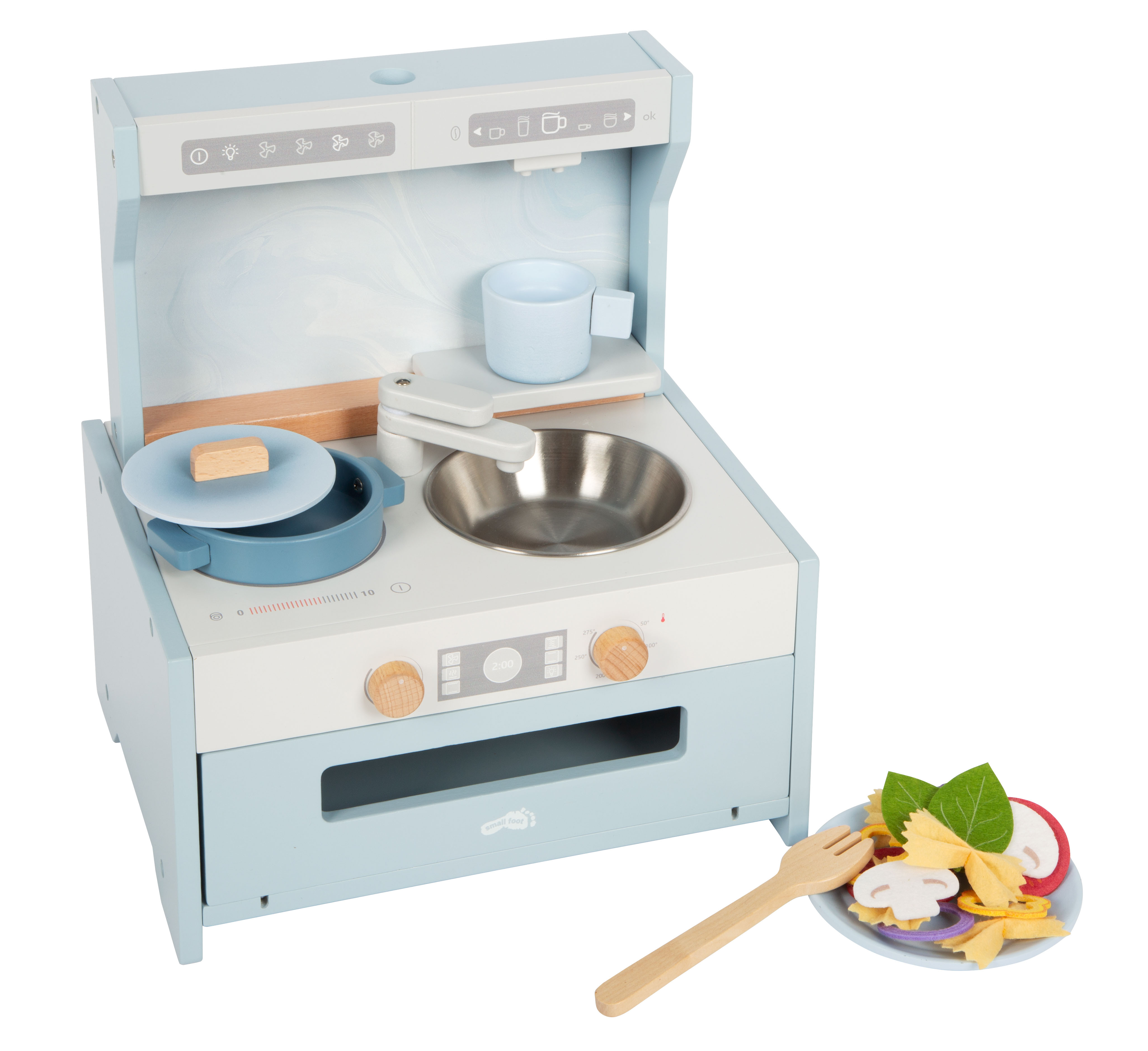 Blaue kompakte Kinderküche beim Kochen eines Pastagerichts
