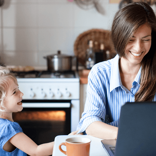 Mutter mit Tochter im Home Office