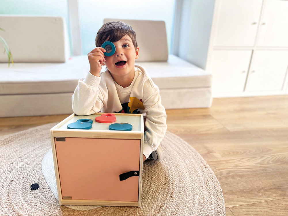 Kind erkundet die Sinnes- und Fühlbox „Sensory“