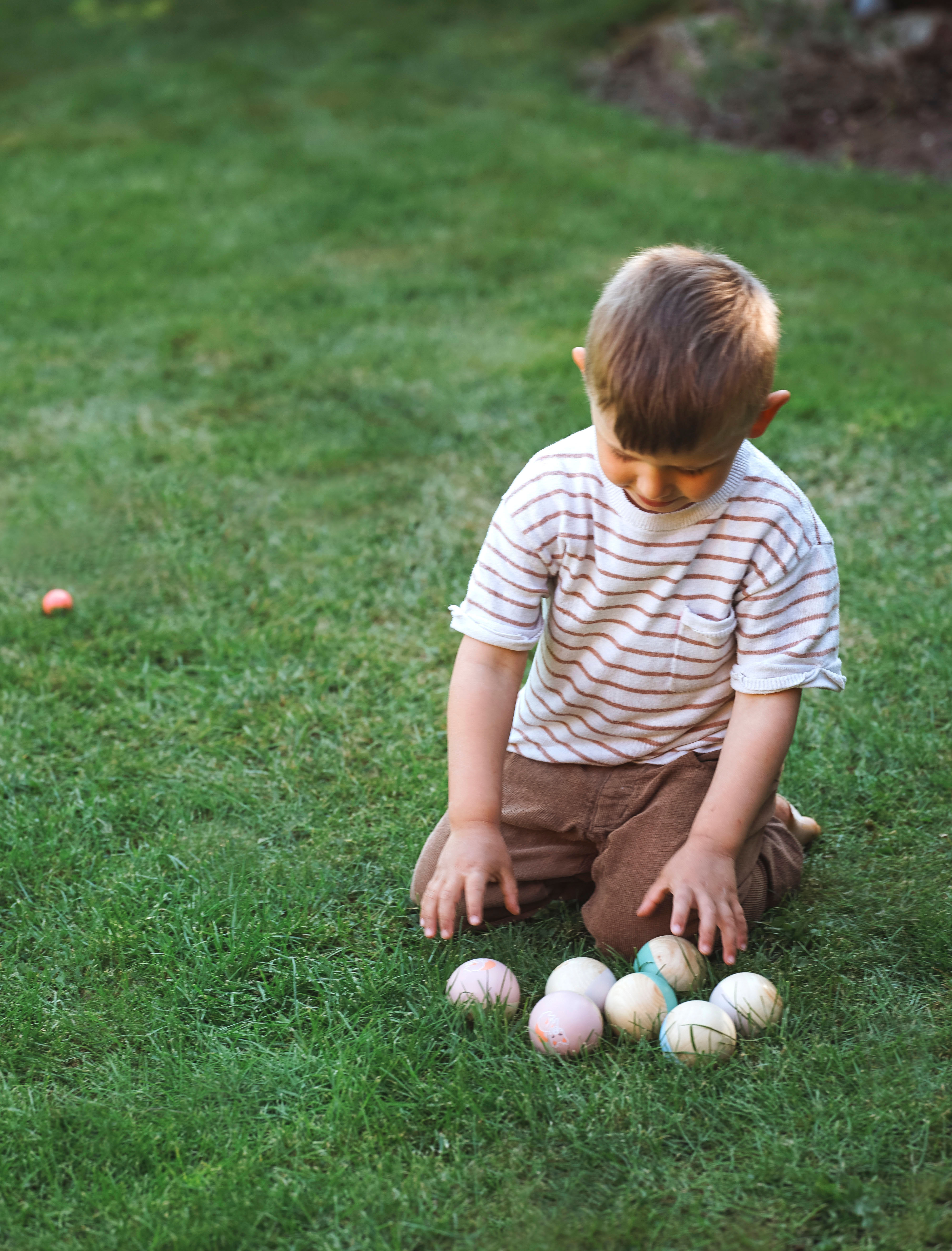 Kind spielt mit Boule Garden Buddies