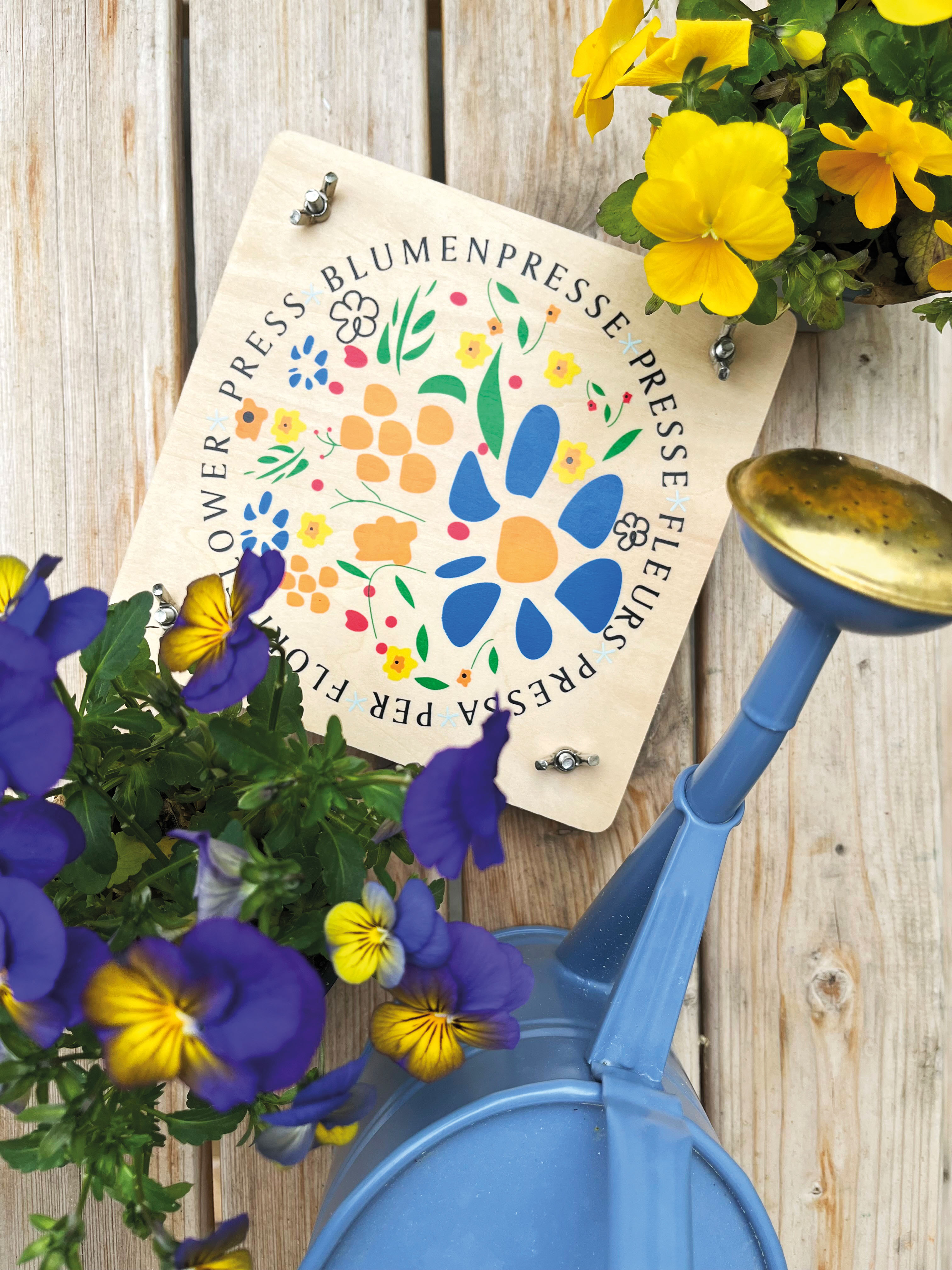 Blumen-Presse ausd Holz mit Gieskanne