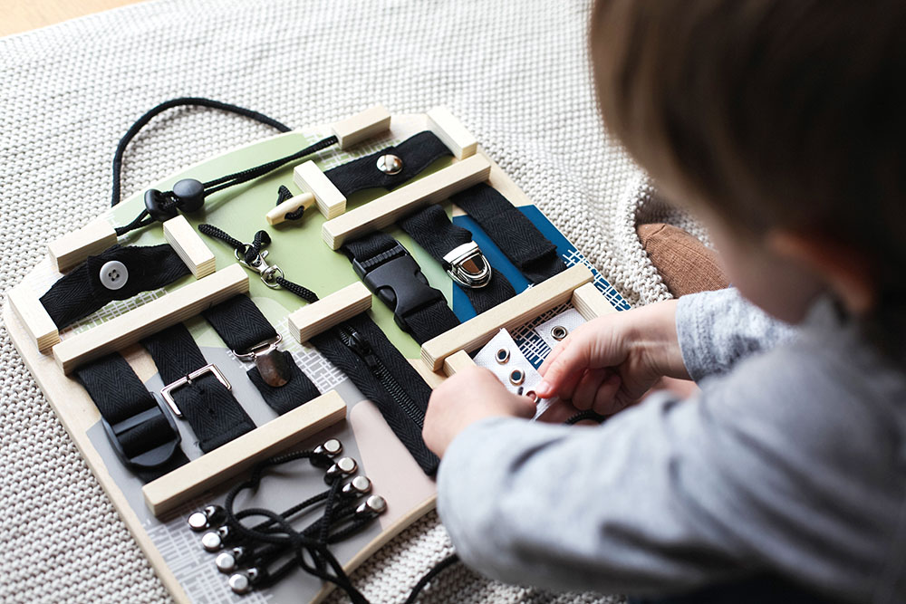 Motorikbrett mit Schlössern und Riegeln