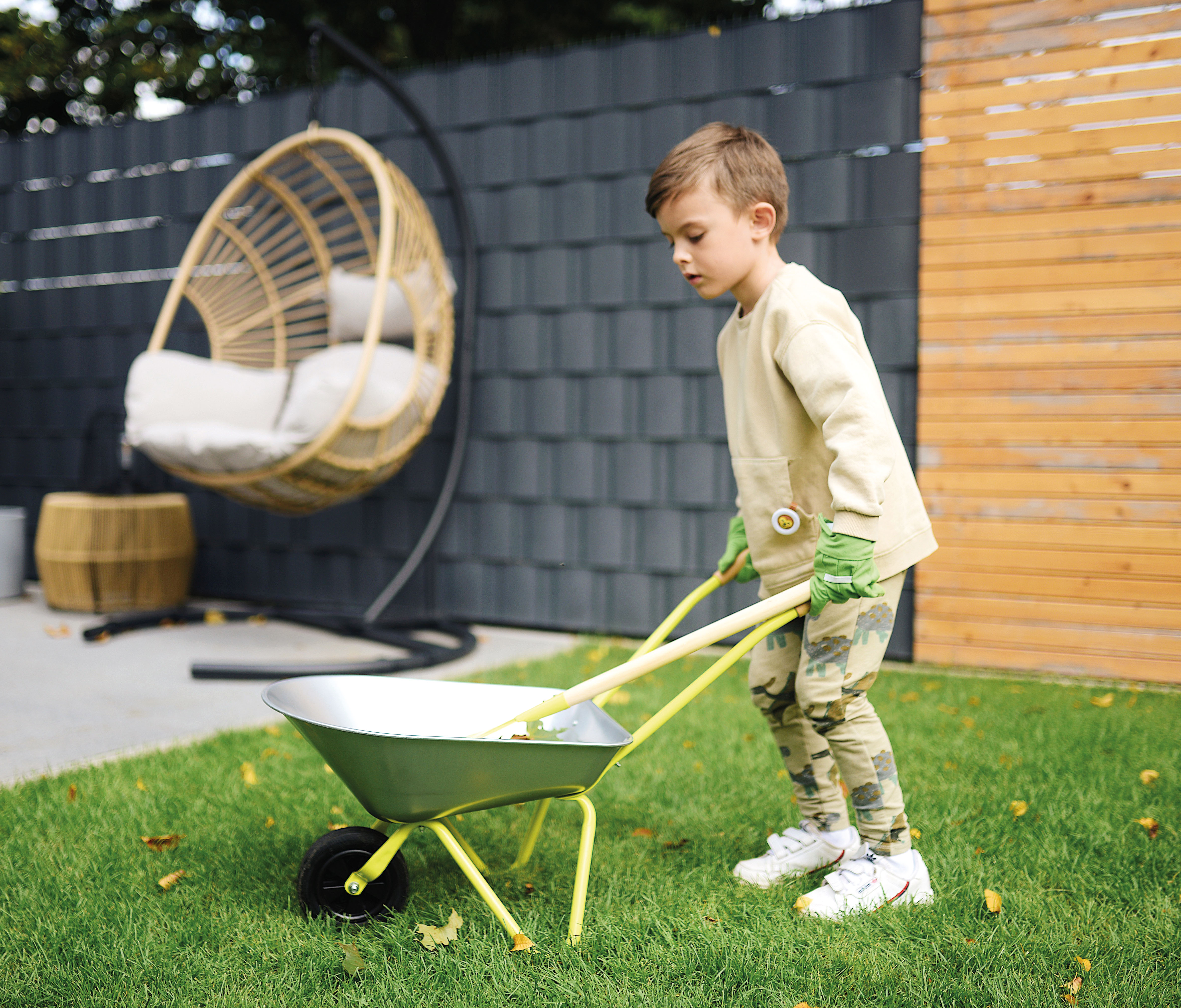 Schubkarre mit Gartenwerkzeug für Kinder