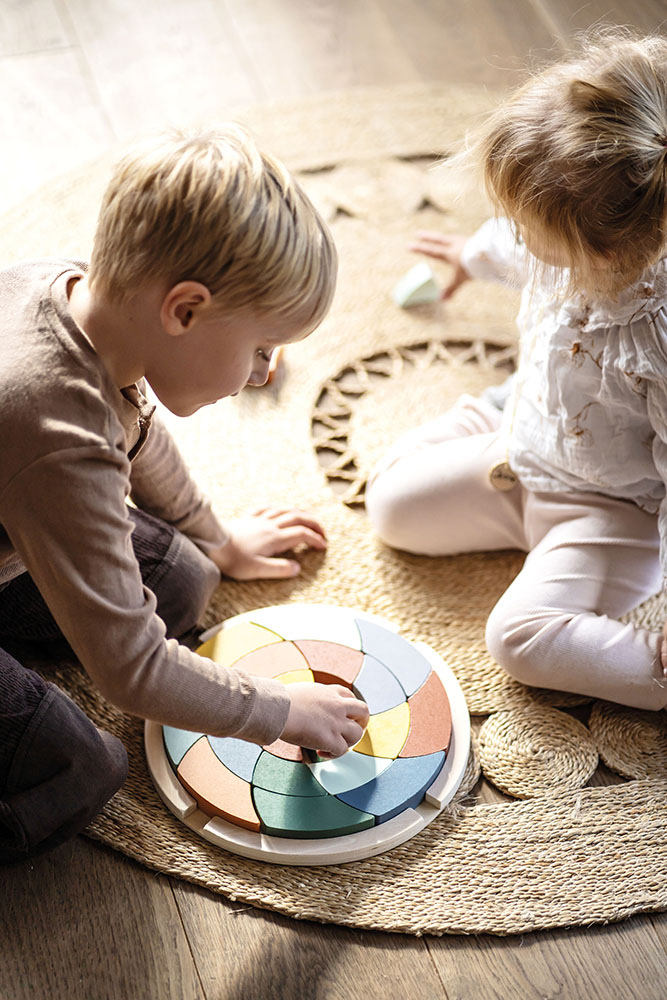 Kind löst Farbenpuzzle Safari Spiel