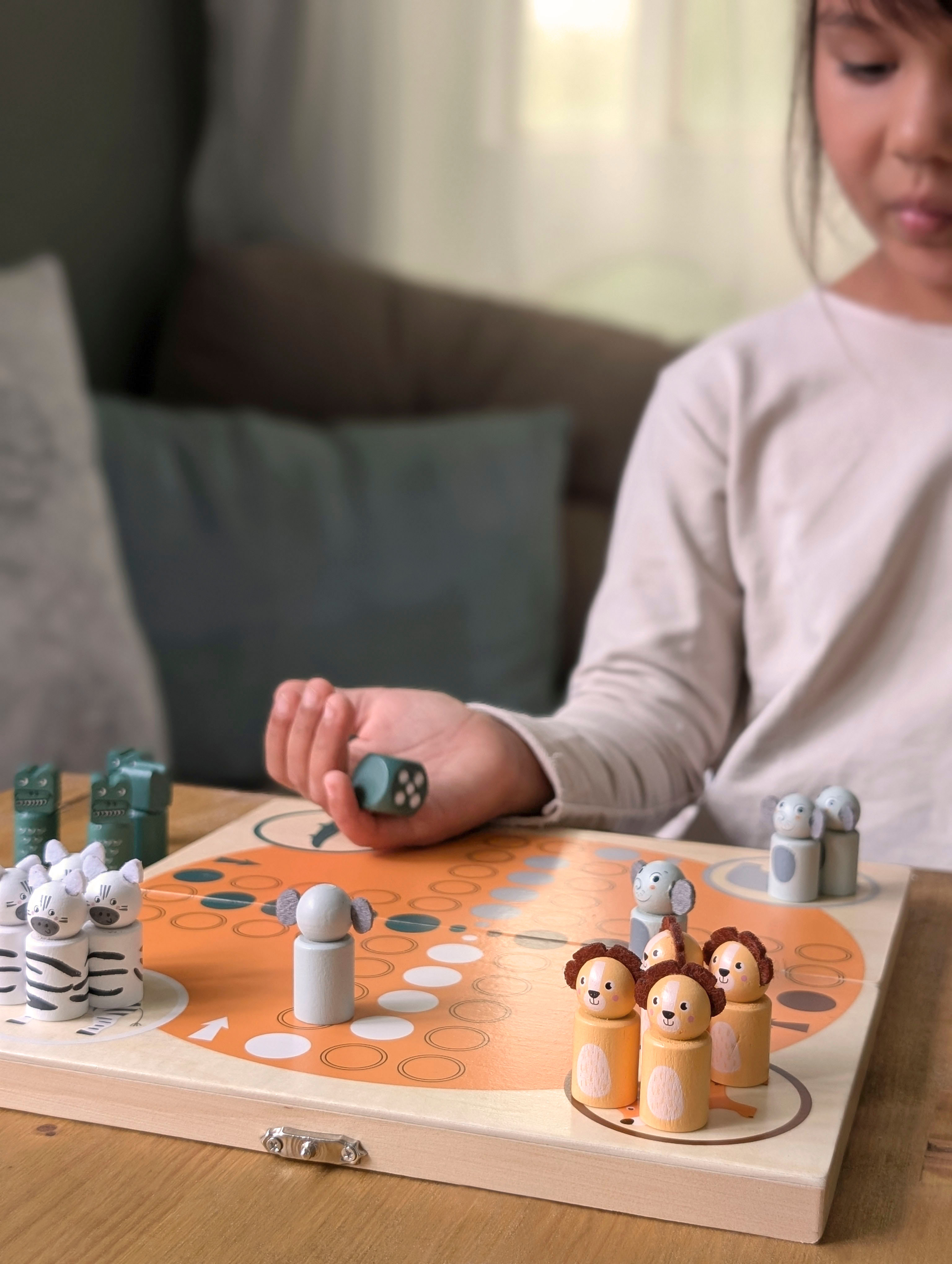 Kind spielt mit Ludo für 4 Spieler Safari