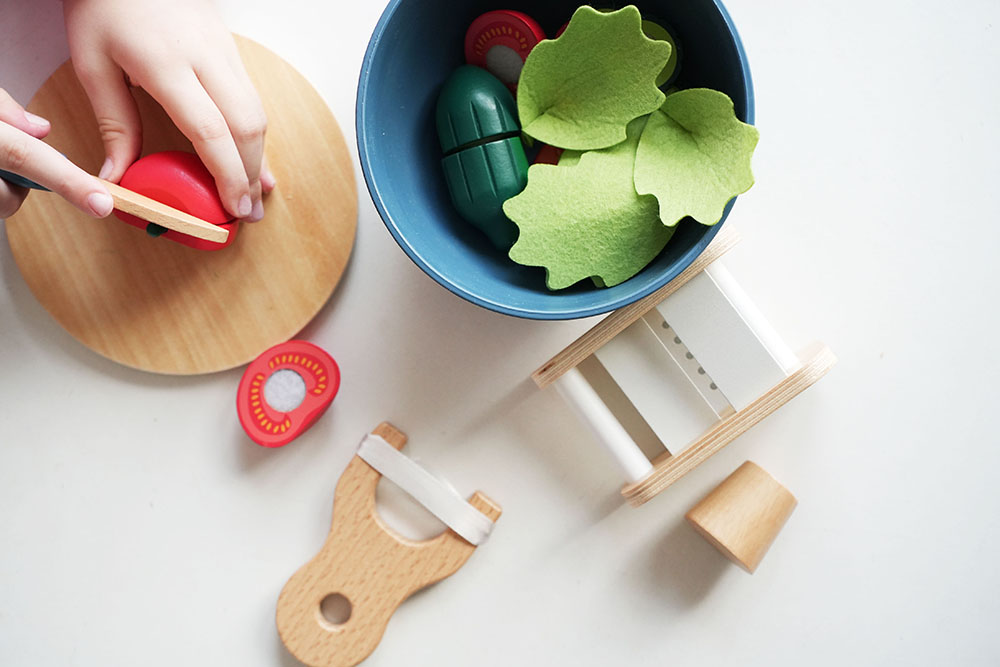 Kinderküche Schneide-Set mit Salat und Zubehör aus Holz