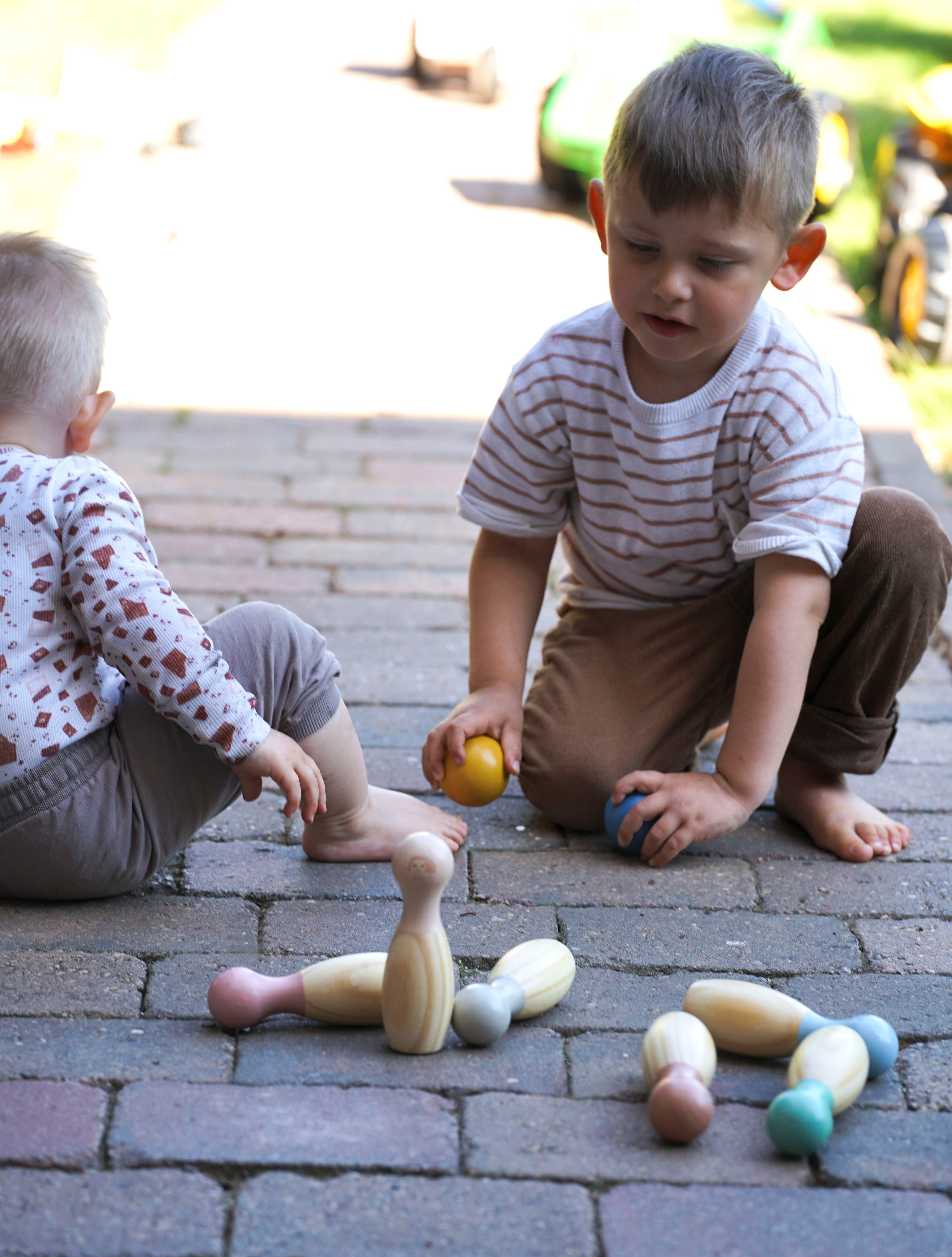Kind spielt mit Bowling Garden Buddies