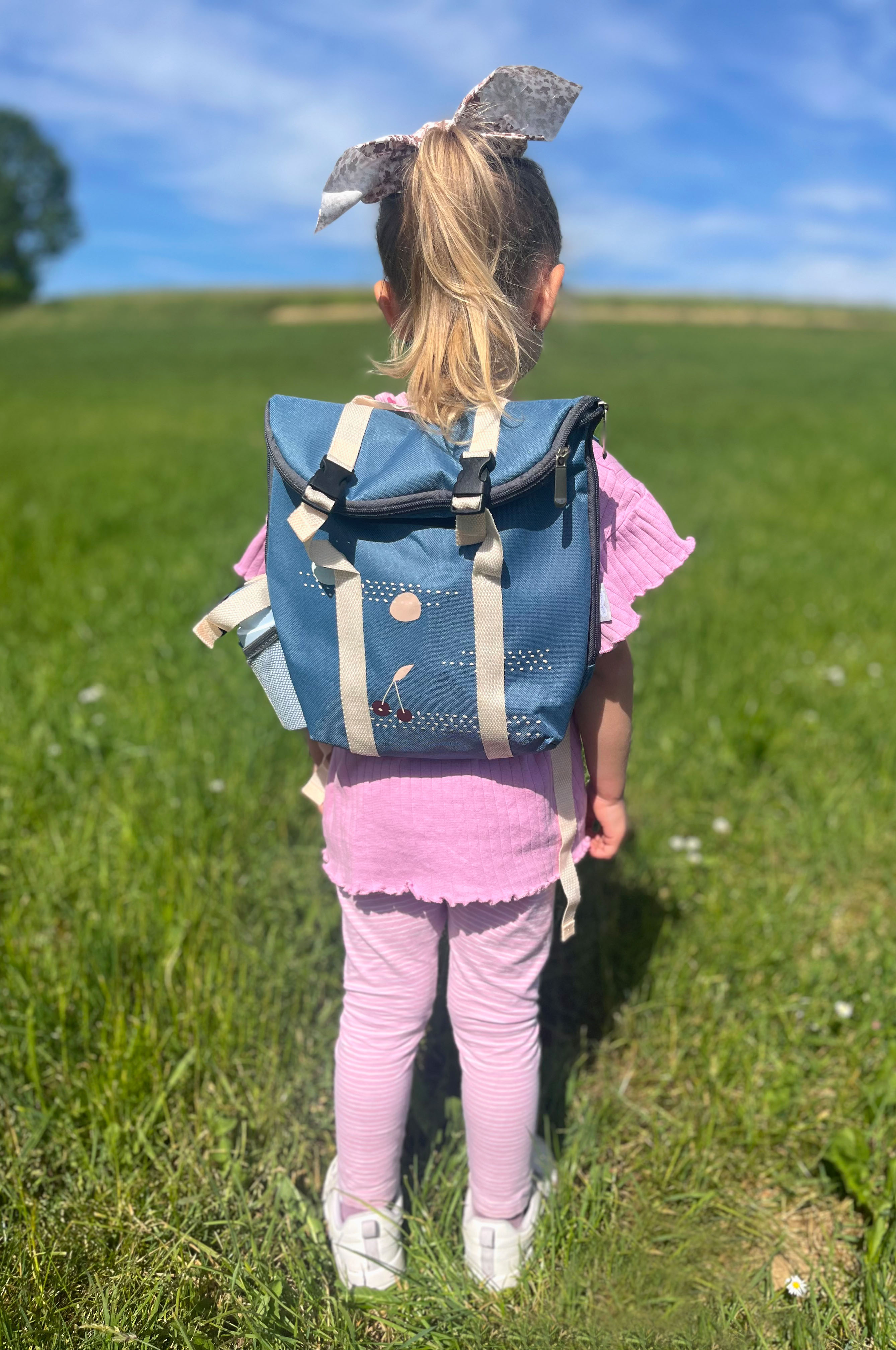 Kind spielt mit Picknickrucksack Tasty