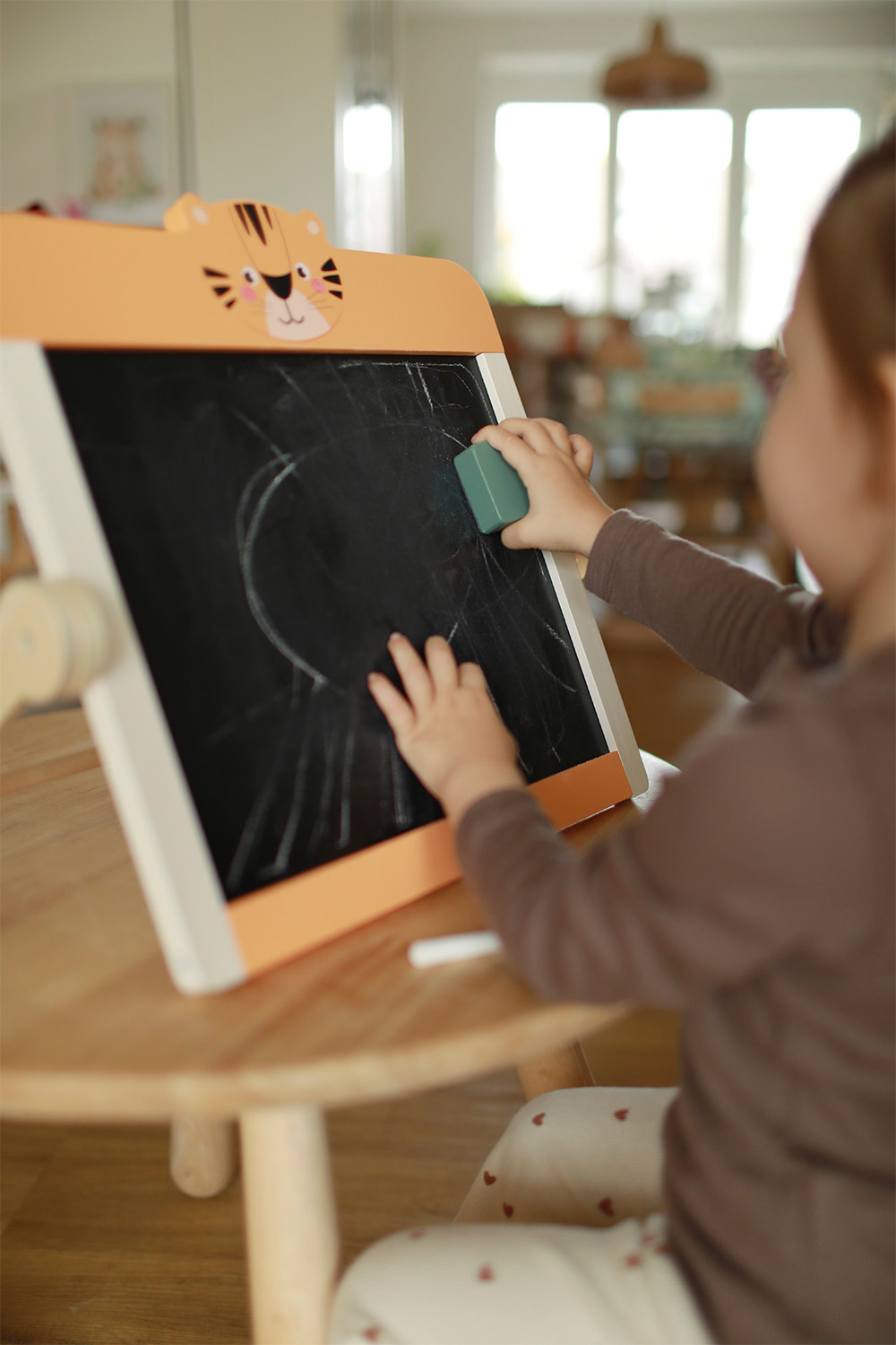 Kind spielt mit Kreidetafel und Whiteboard Safari
