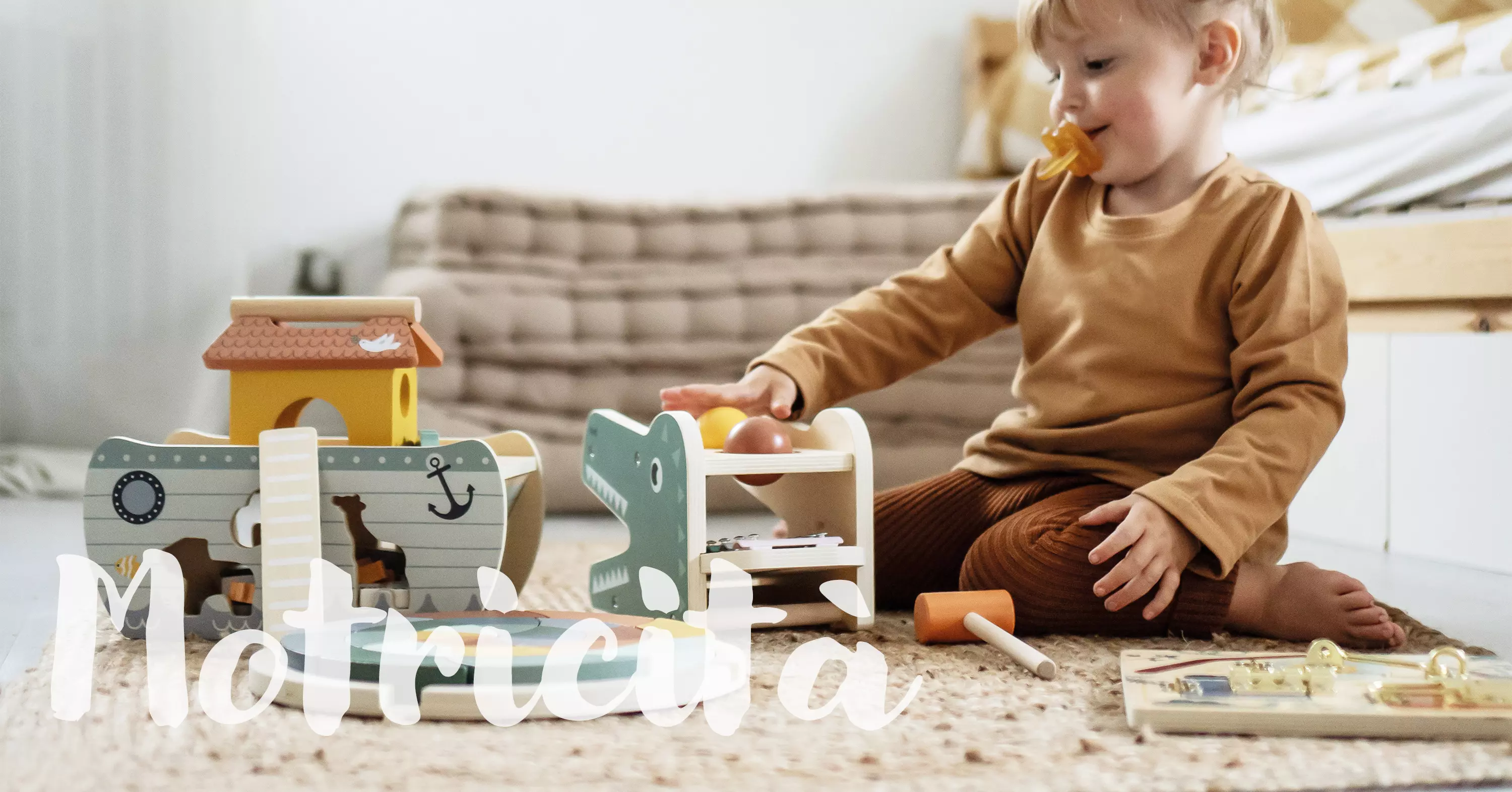 Mädchen spielt auf dem Boden mit Motorikspielzeug