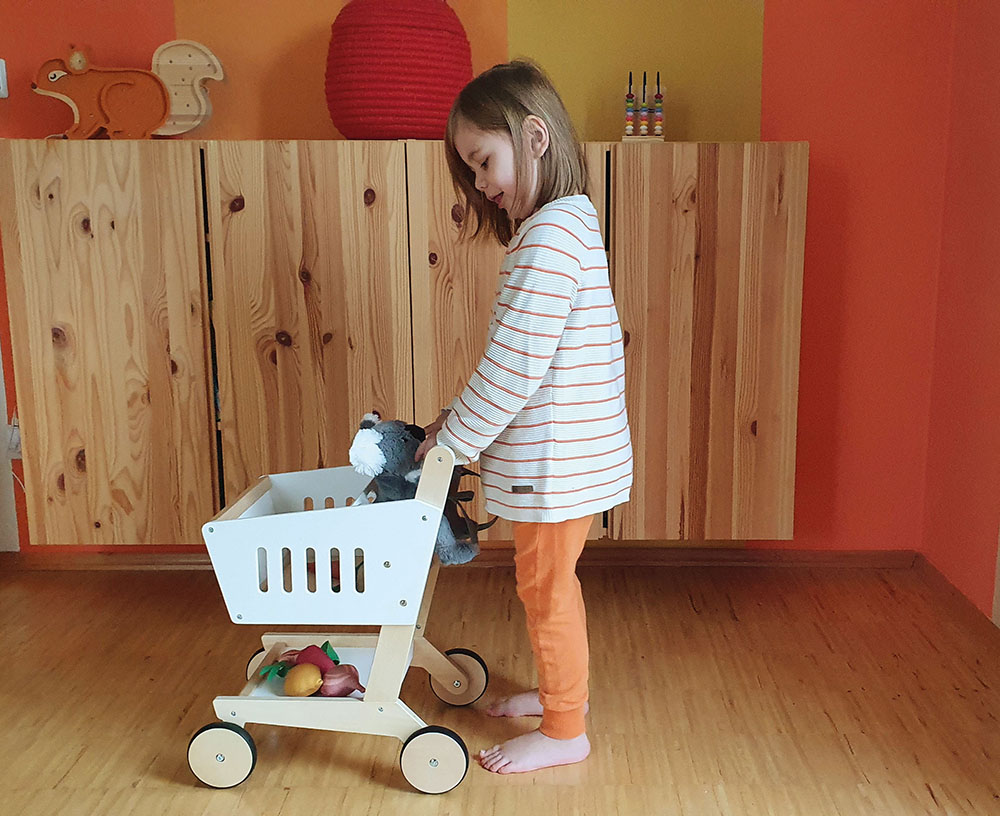 Kind schiebt Einkaufswagen Fresh