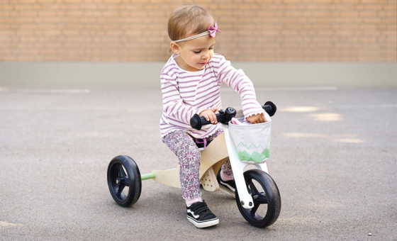 Mädchen auf Lauflern-Dreirad