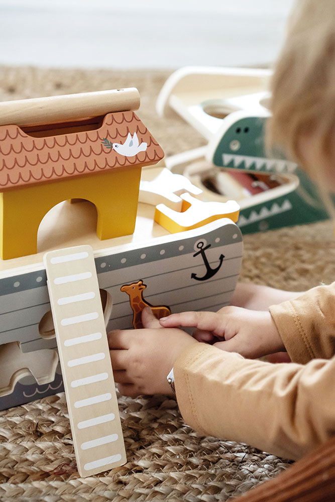 Kind spielt mit Steckspiel Arche Noah Safari