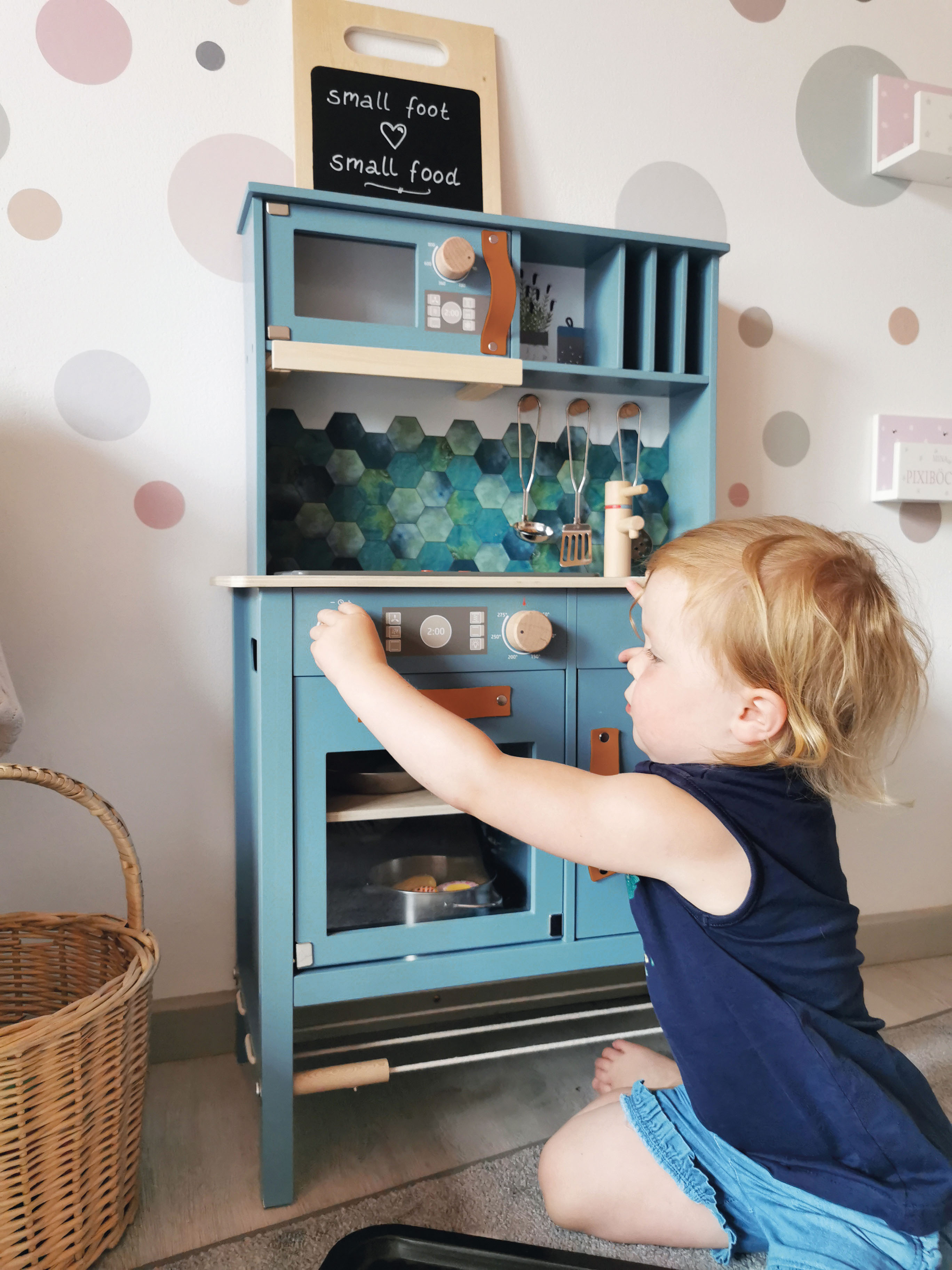 Moderne Kinder-Spielküche aus Holz