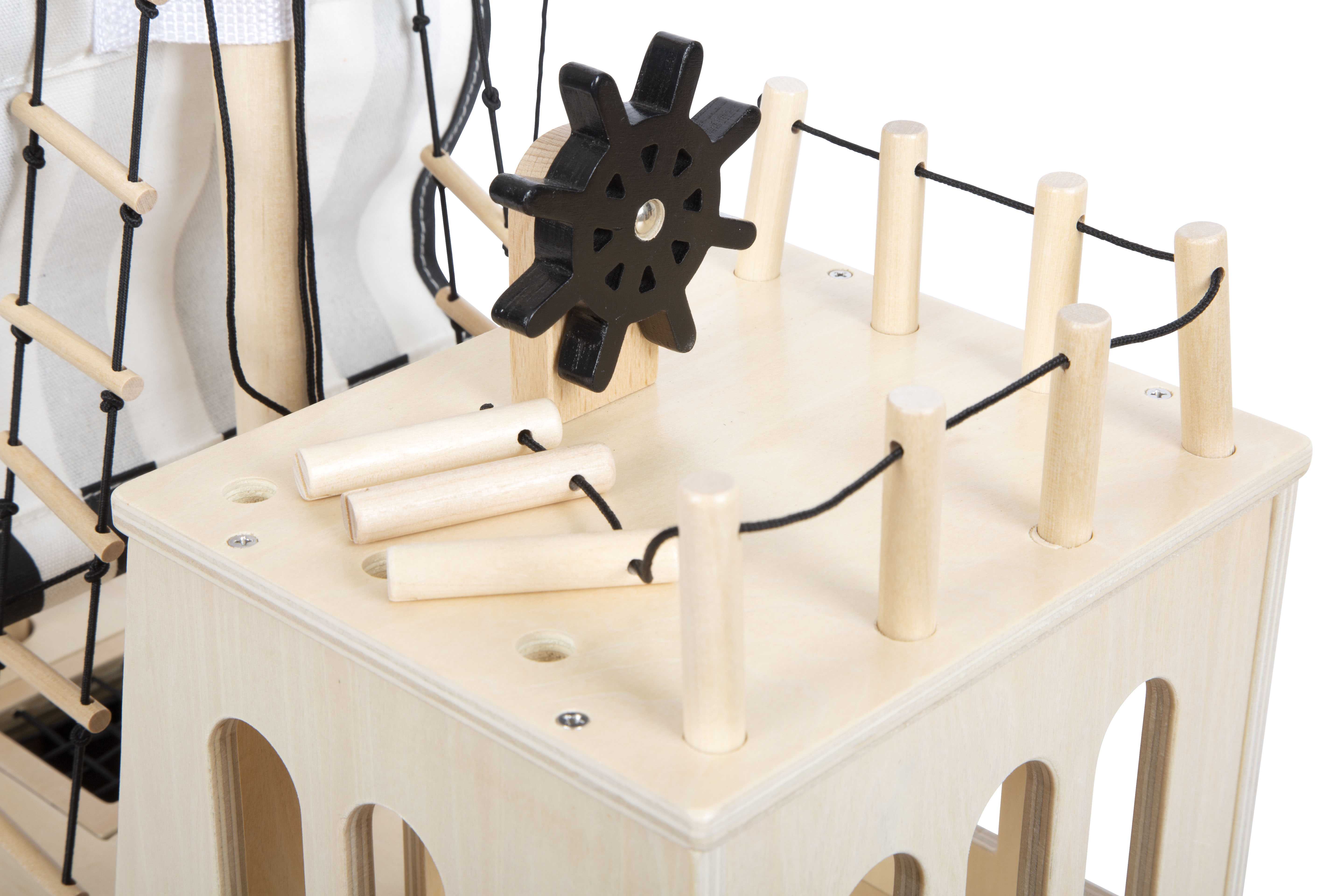 Spiel-Piratenschiff aus Holz mit Steuerrad