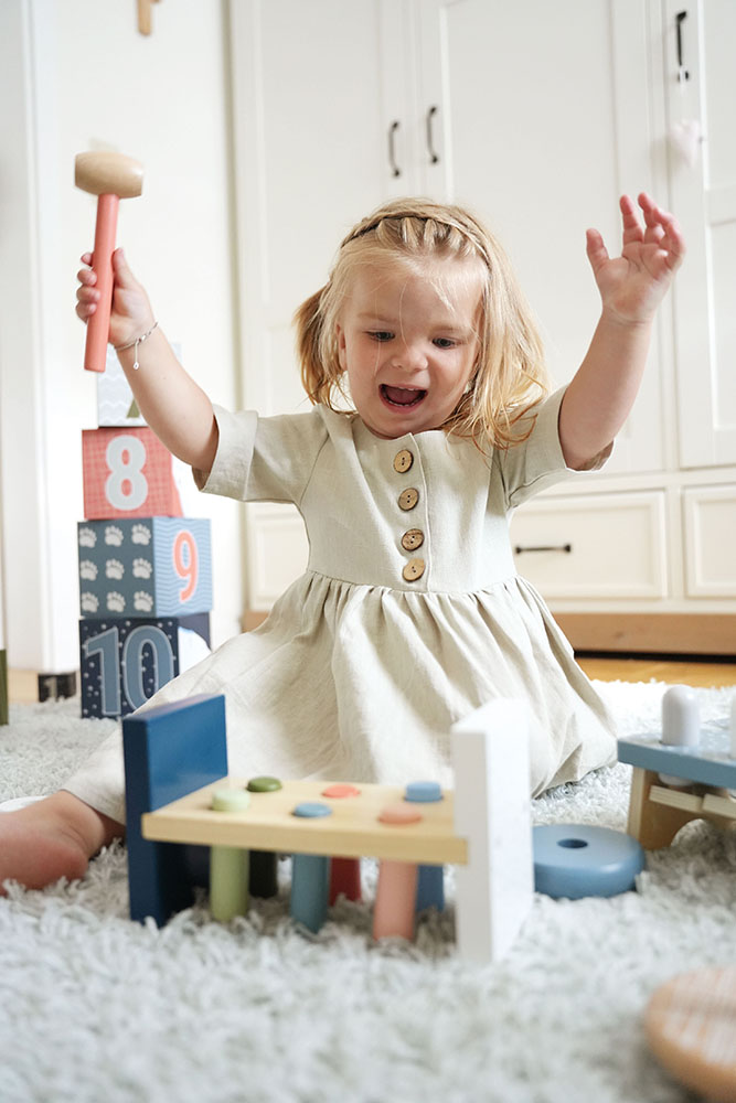 Kinder-Klopfbank mit Holzhammer, Kopf, Person, Gesicht, Kopf, Person, Gesicht, Kopf, Person, Gesicht, Kopf, Person, Gesicht