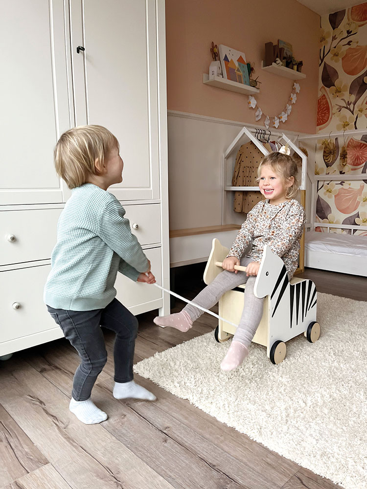 Spielzeugkiste mit Rollen im Zebra-Design