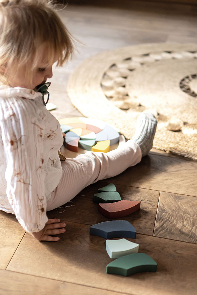 Safari Farbenpuzzle Kind setzt Formen