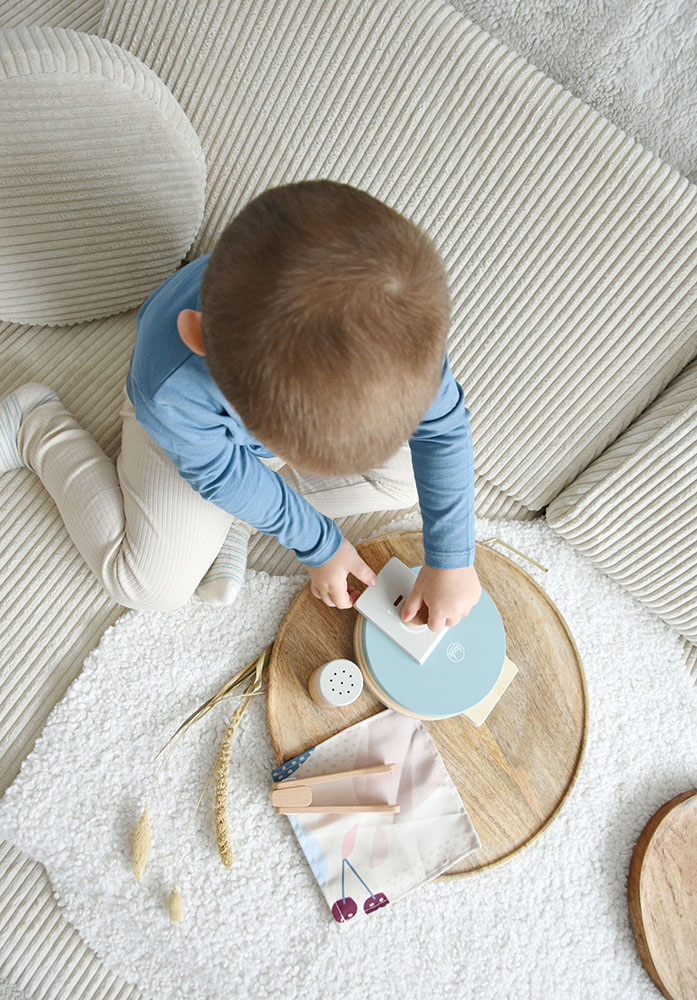 Kind backt Spielwaffeln mit Set