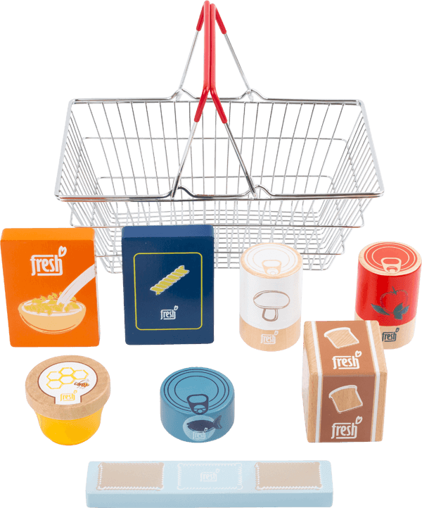 Lebensmittel für den Kaufladen zusammen mit Einkaufskorb zum Aufbewahren der Lebensmittel