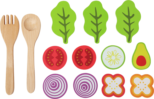 Zwei Kochlöffel aus Holz mit Salatbeilagen wie Salatblätter, Tomaten, Zwiebeln, Gurke, Avocado aus Holz zum Mischen eines Salates in der Kinderküche