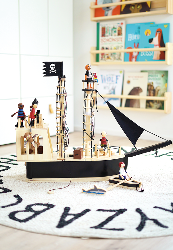 Piratenschiff im Kinderzimmer mit Spielfiguren