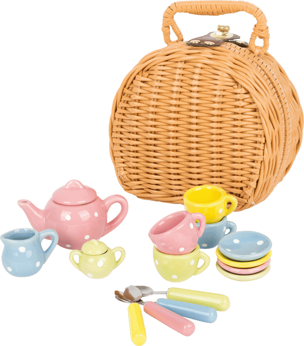 Geflochtener Korb mit bunten Geschirr für Picknick und Teeparty