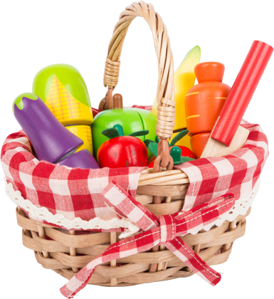 Geflochtener Einkaufskorb gefüllt mit Erdbeeren, Möhre, Aubergine, Maiskolben, Apfel und Banane