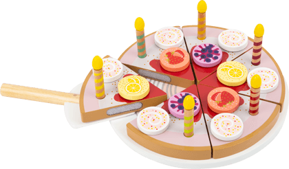 Torta de cumpleaños con velas para cortar