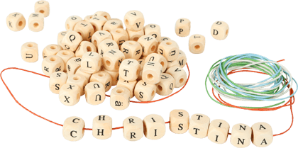 Buchstabenketten aus Holz für Kleinkinder