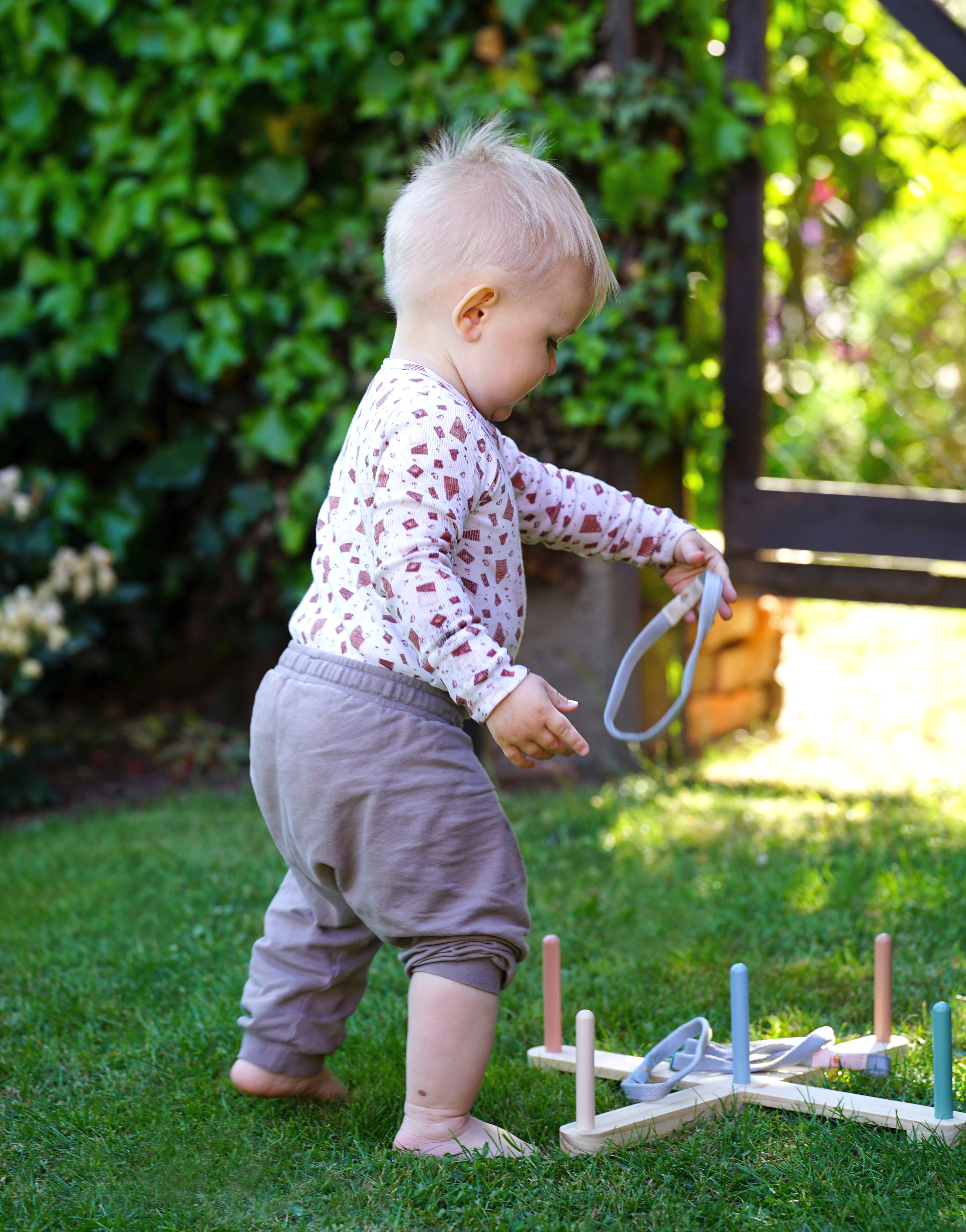 Kind spielt mit Ringwurfspiel Garden Buddies