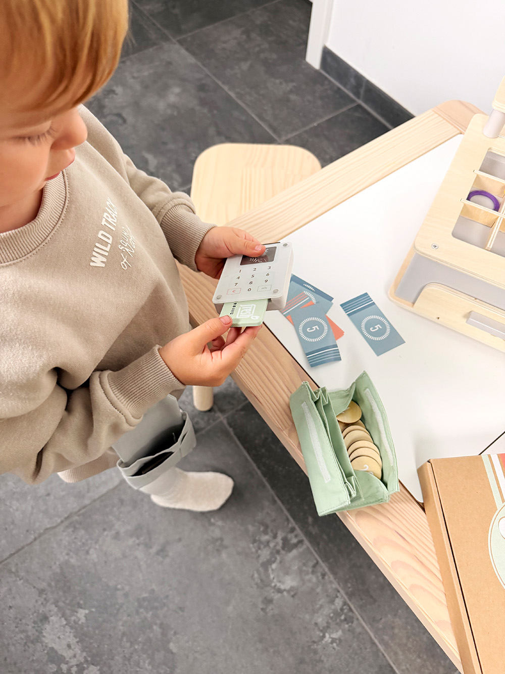 Kind spielt mit Pizza Set mit Ofen