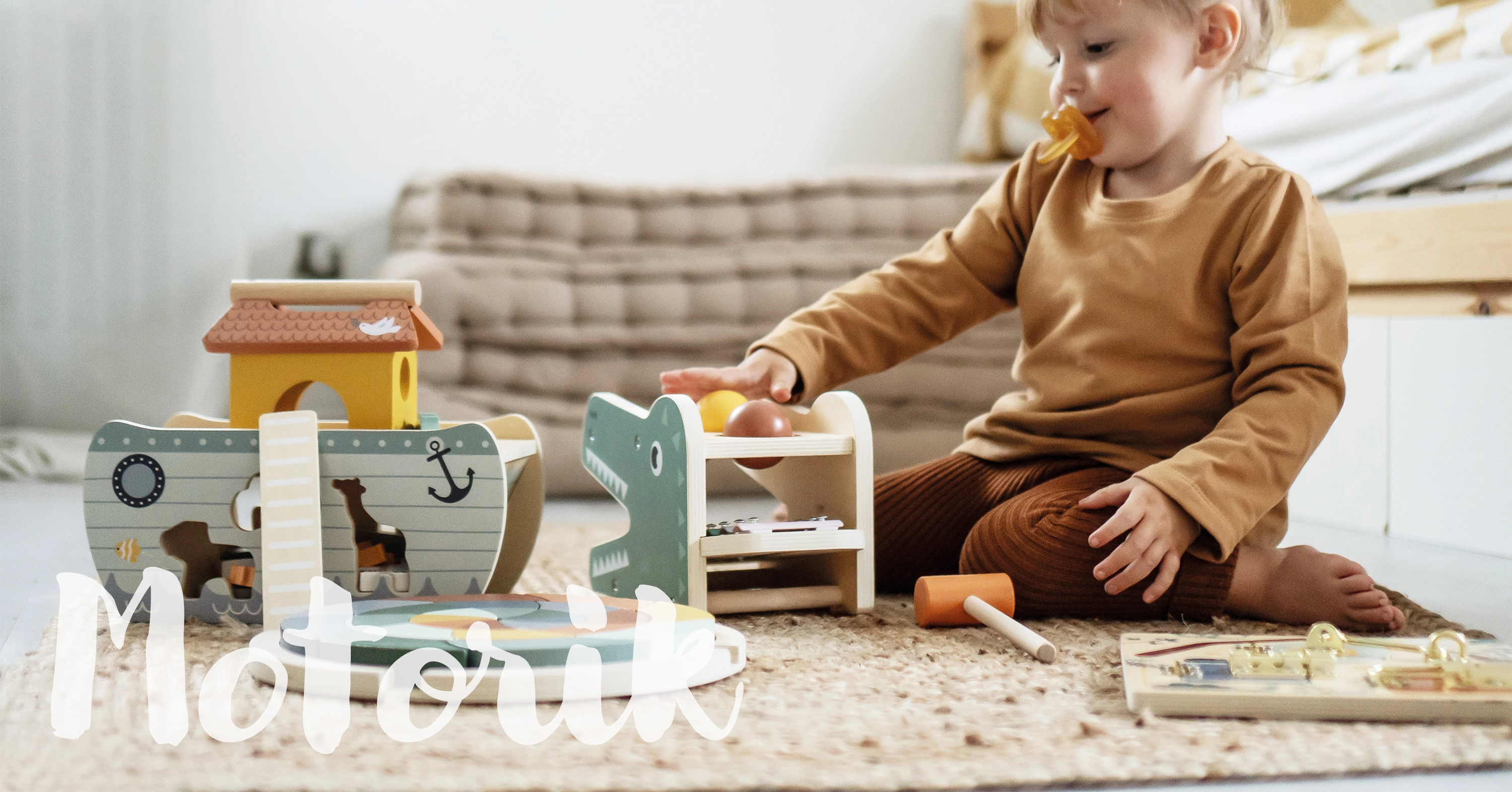 Mädchen spielt auf dem Boden mit Motorikspielzeug