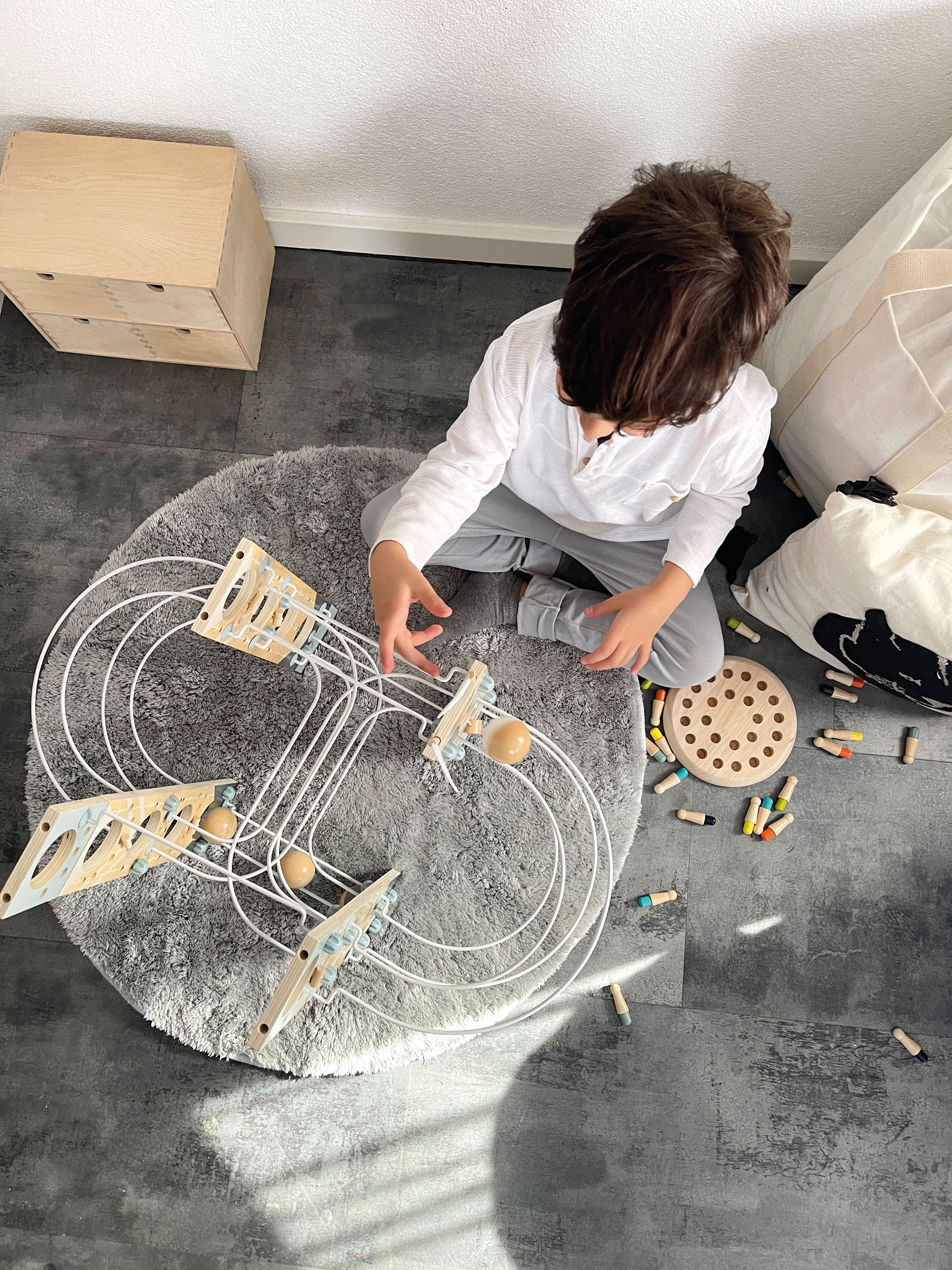 Modulare Kugelbahn für Kinder