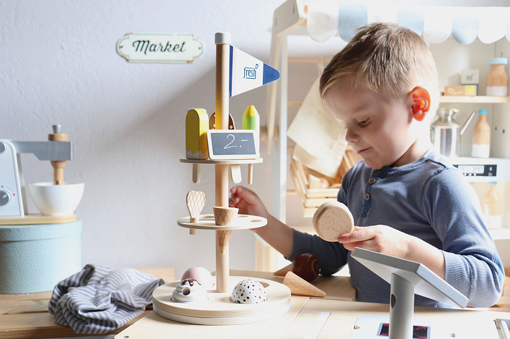 Kind spielt mit dem Eisständer „fresh“
