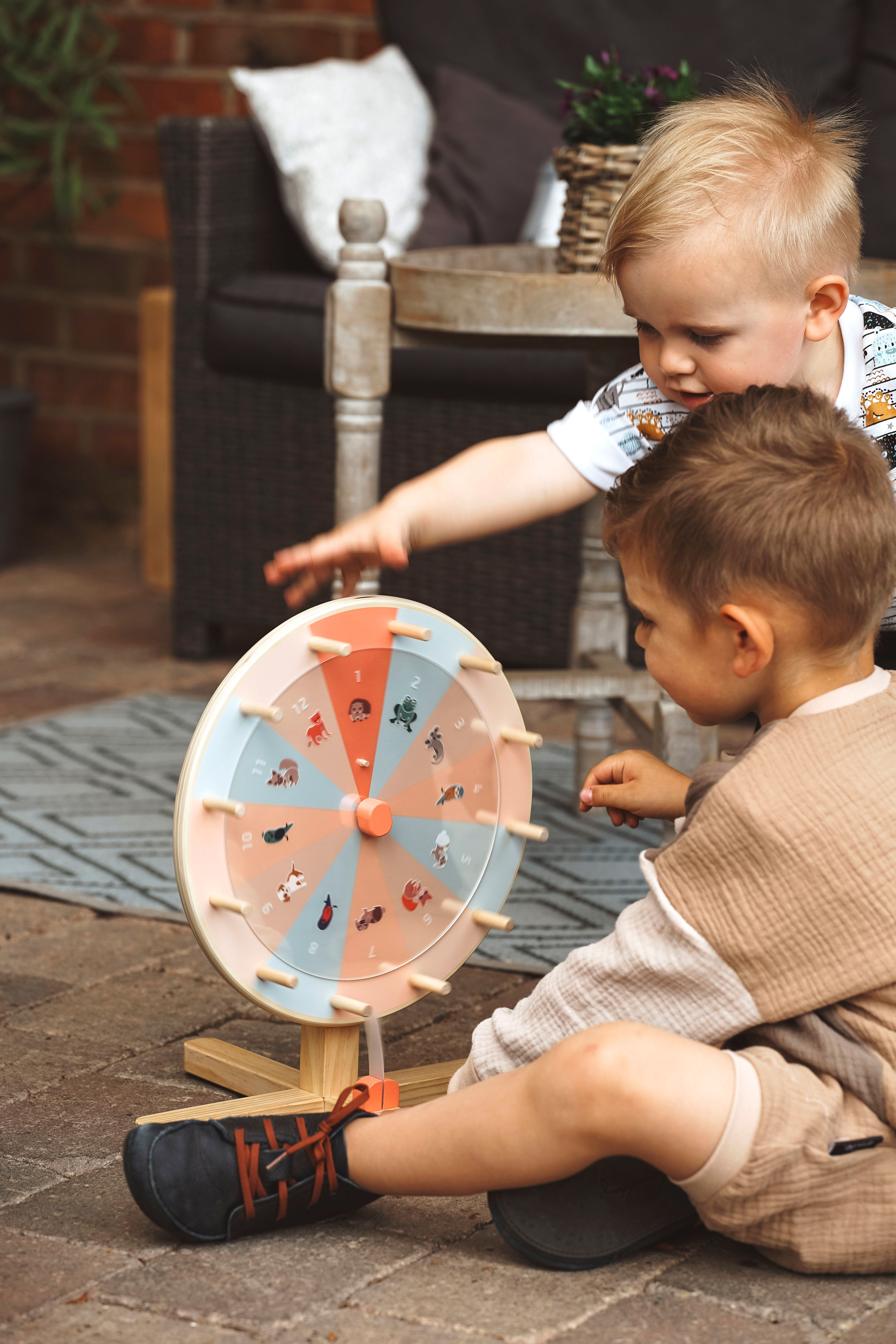 Kind spielt mit Glücksrad Garden Buddies