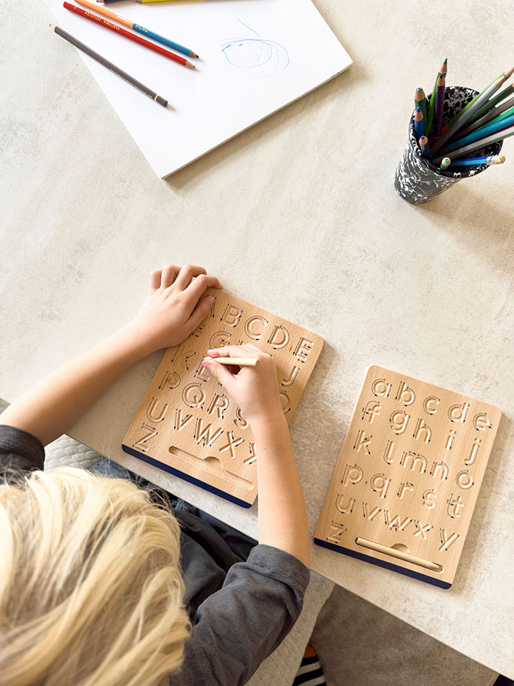 Kind spielt mit Schreibtafel Set