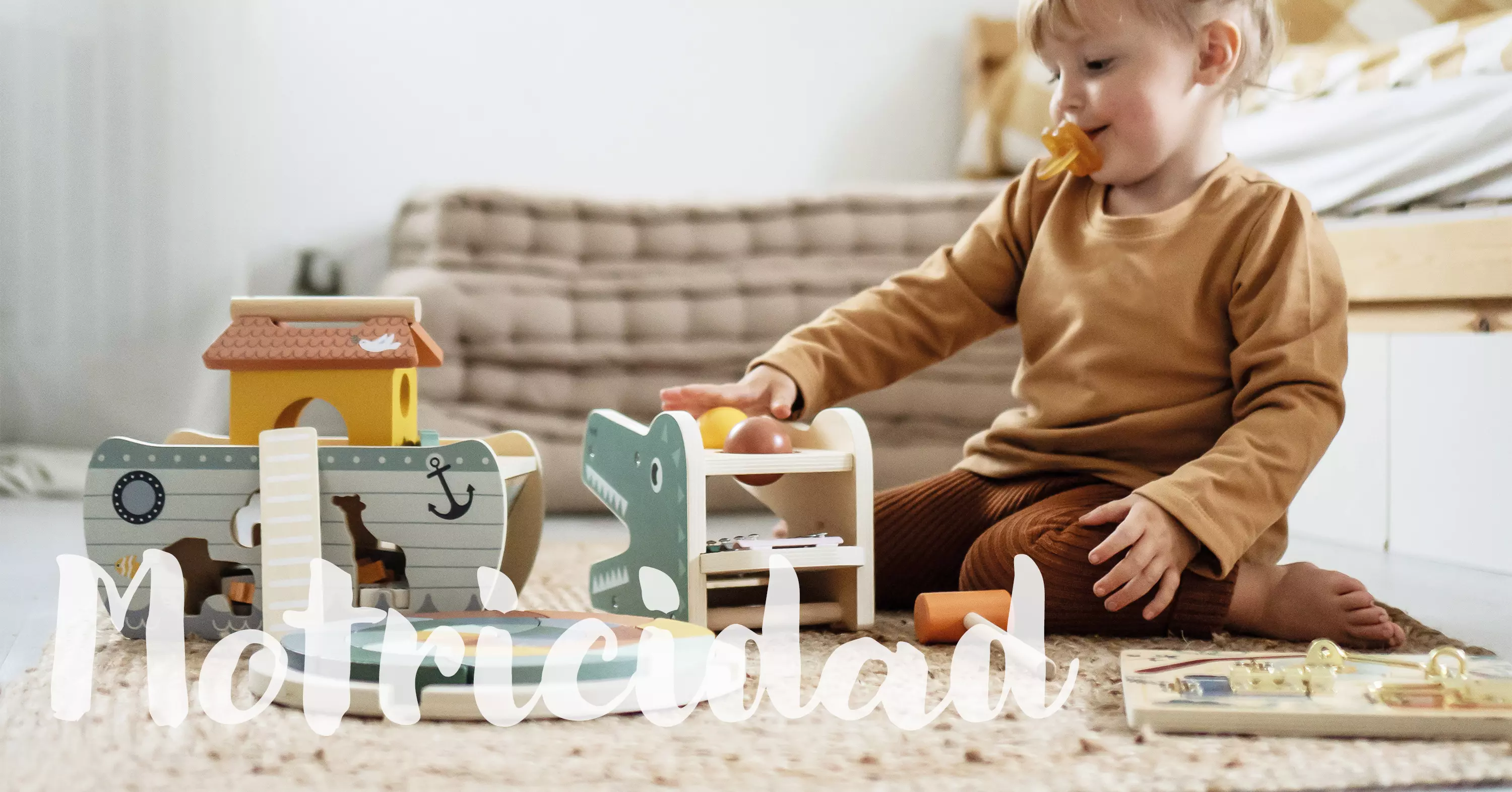 Mädchen spielt auf dem Boden mit Motorikspielzeug