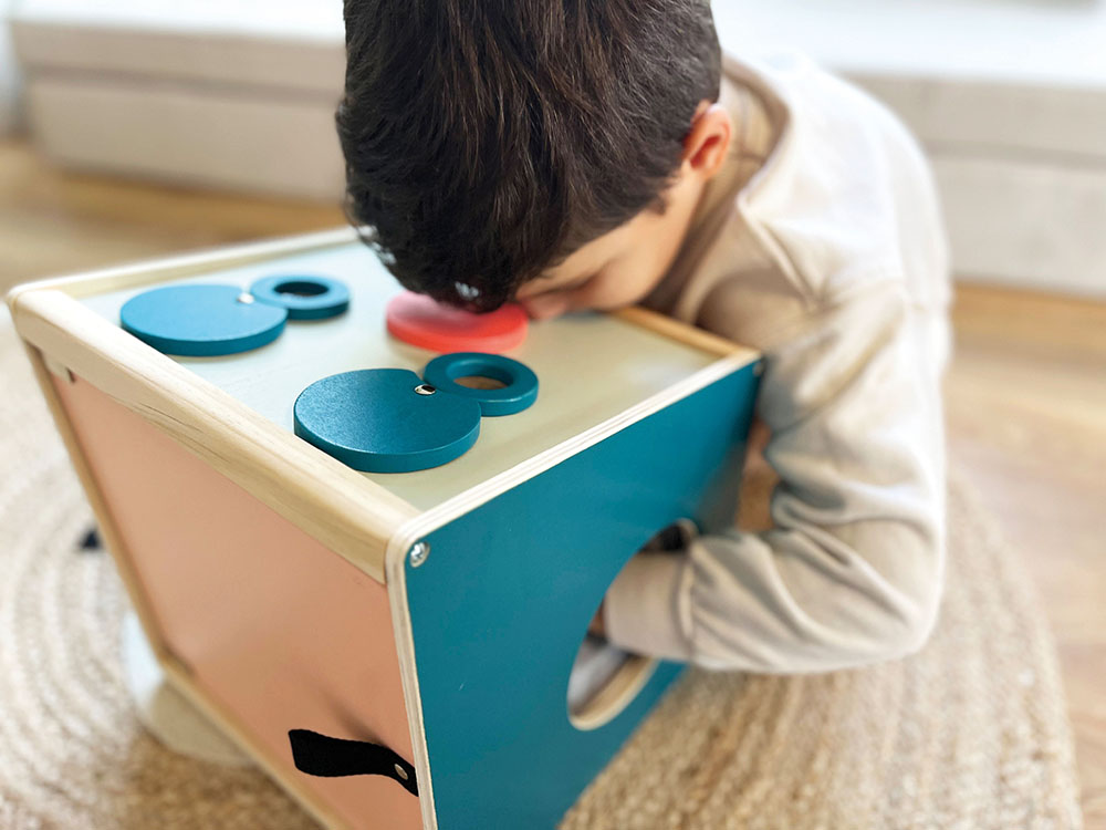 Kind erkundet die Sinnes- und Fühlbox „Sensory“