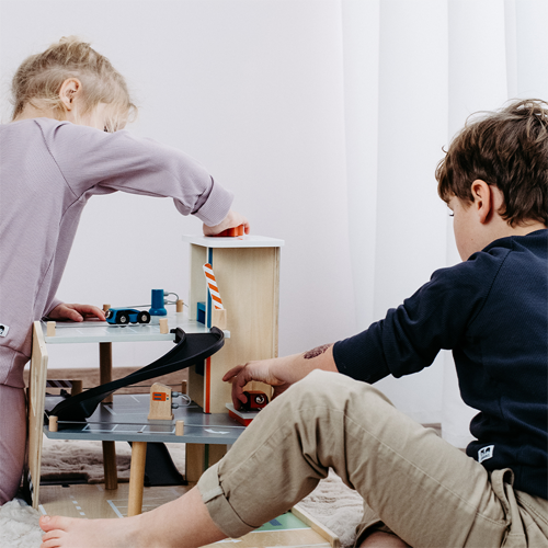 Zwei Kinder, die mir small foot Parkgarage spielen