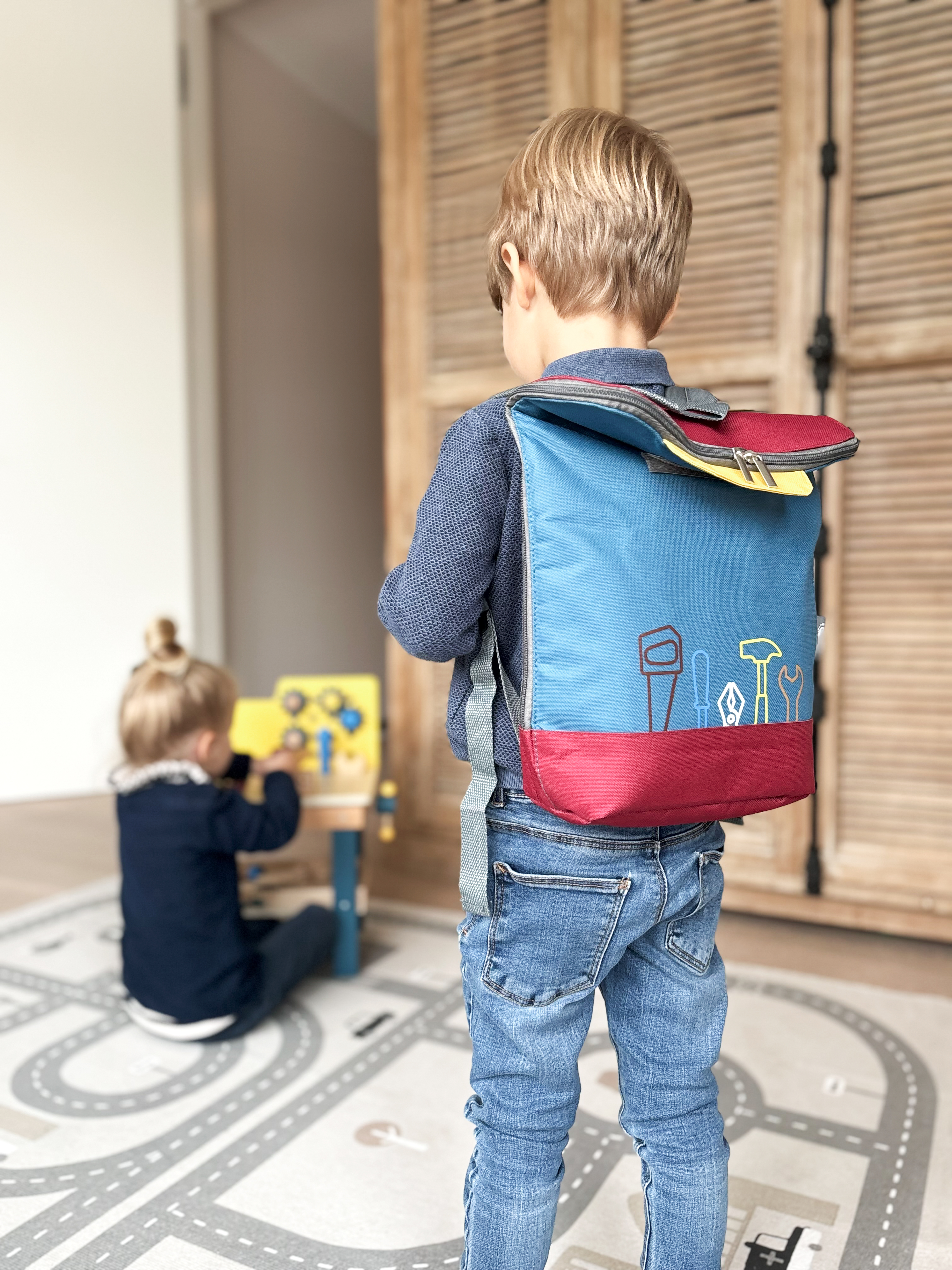 Kind spielt mit Werkzeugrucksack workshop