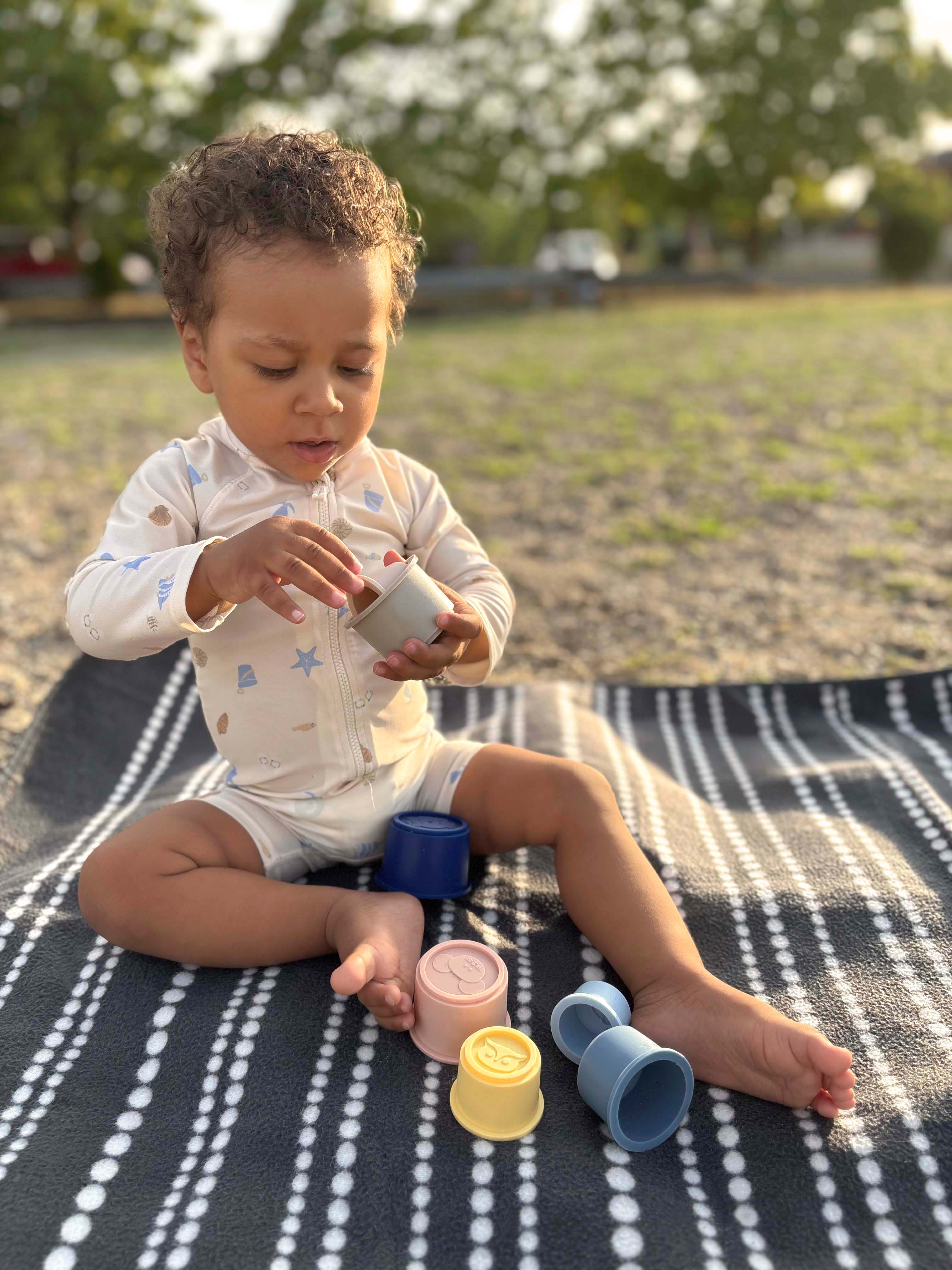 Kind spielt mit Silicone Stacking Cups