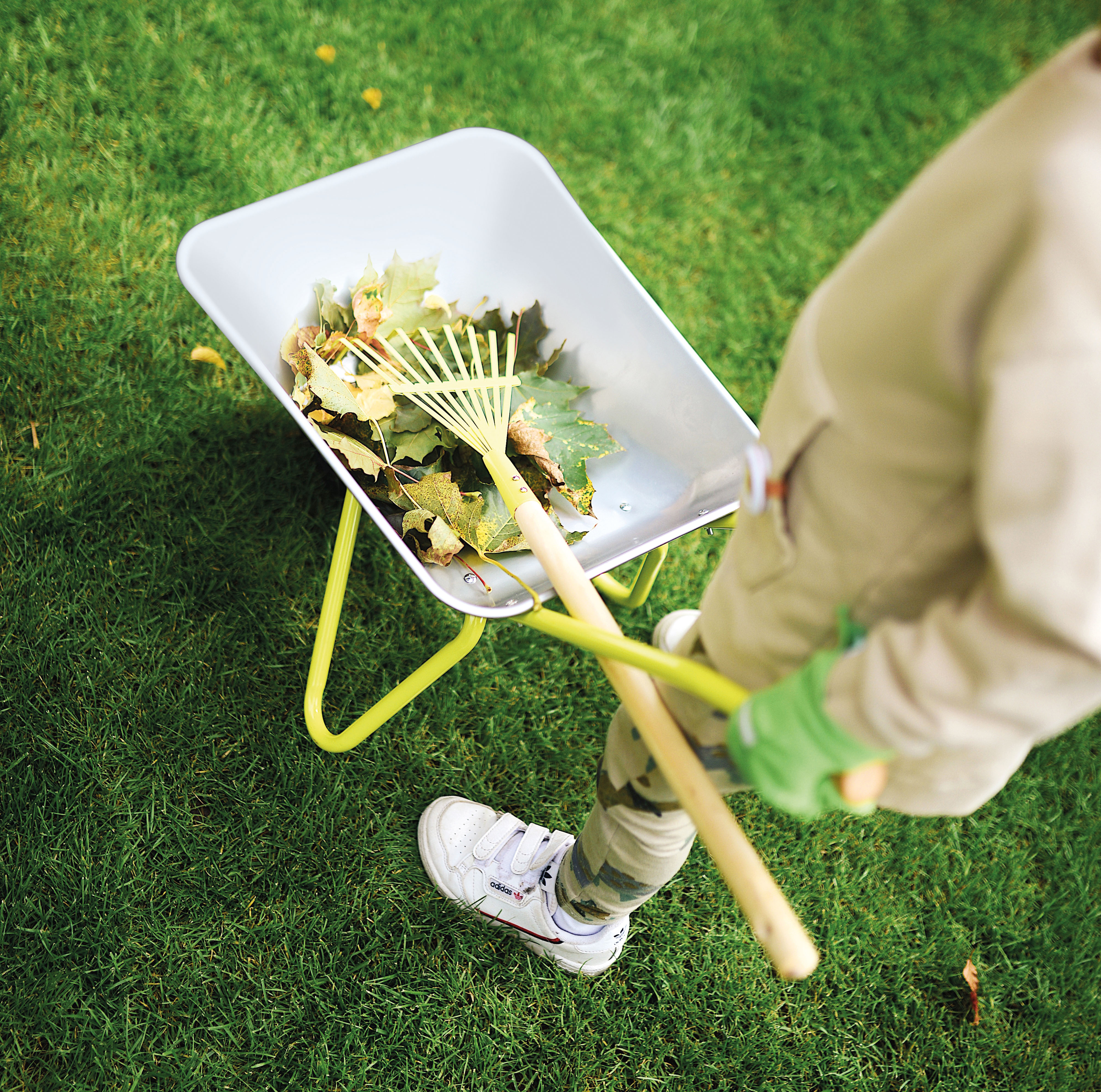 Schubkarre mit Gartenwerkzeug für Kinder