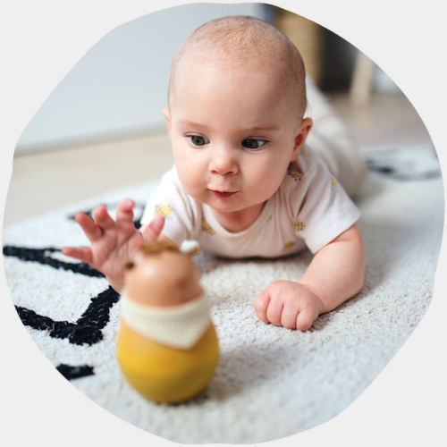 Baby mit Stehauffigur aus Holz zum Spielen